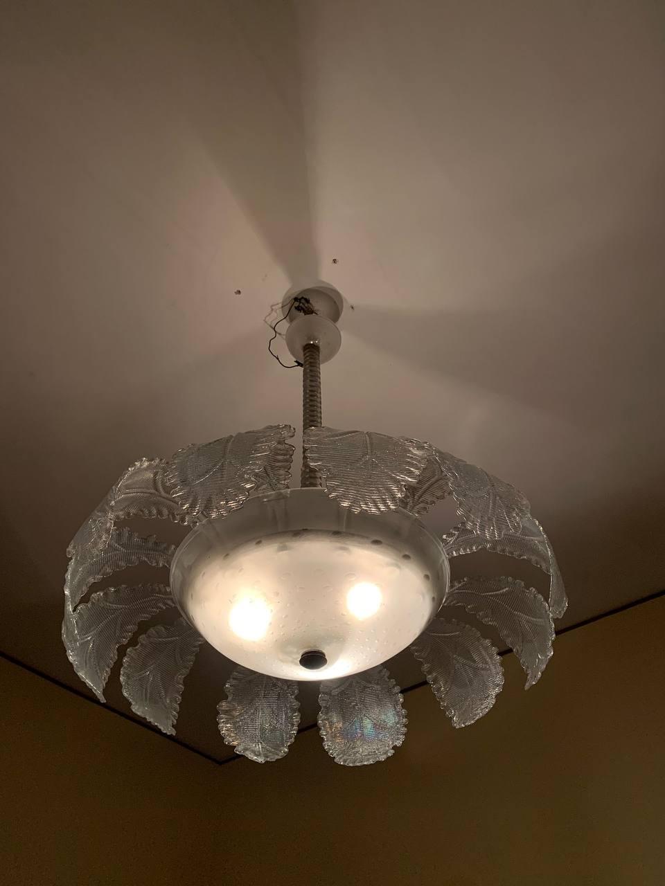 Raro lampadario Art Déco in vetro di Murano cangiante, prodotto negli anni '40. Cette lampe très particulière a été réalisée avec la technique du vetro acidato qui donne au vetro une couleur chaude. La lumière du jour suppose diverses fumures des
