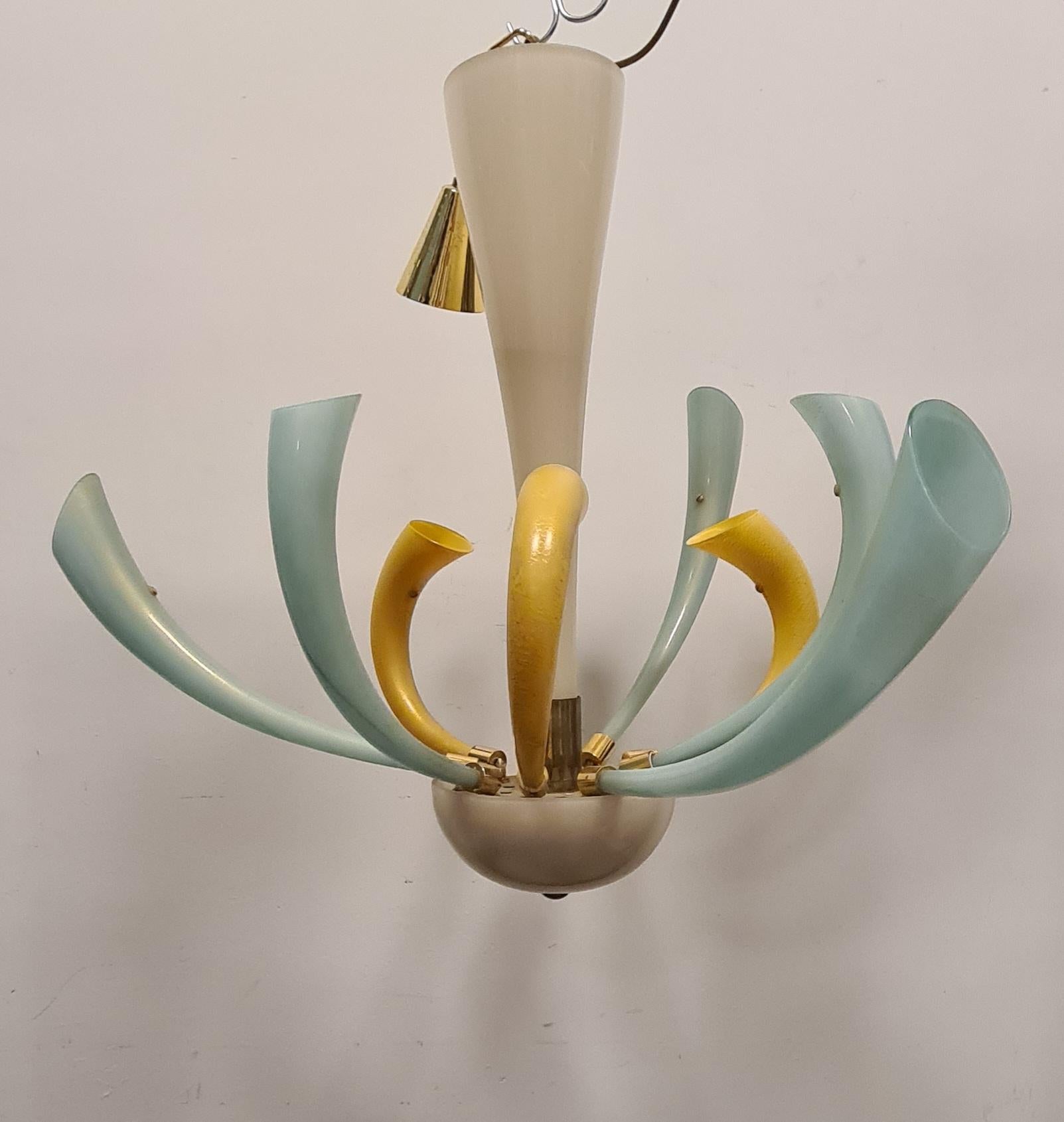 Lampadario modello Fuochi d'Artificio disegnato da Angelo Barovier per Barovier e Toso.

Raffinato lampadario a nove luci.

Composto da 9 flauti in vetro di murano soffiato, dai colori pastello con inclusioni di oro 24 carati.

Presenta un corpo in