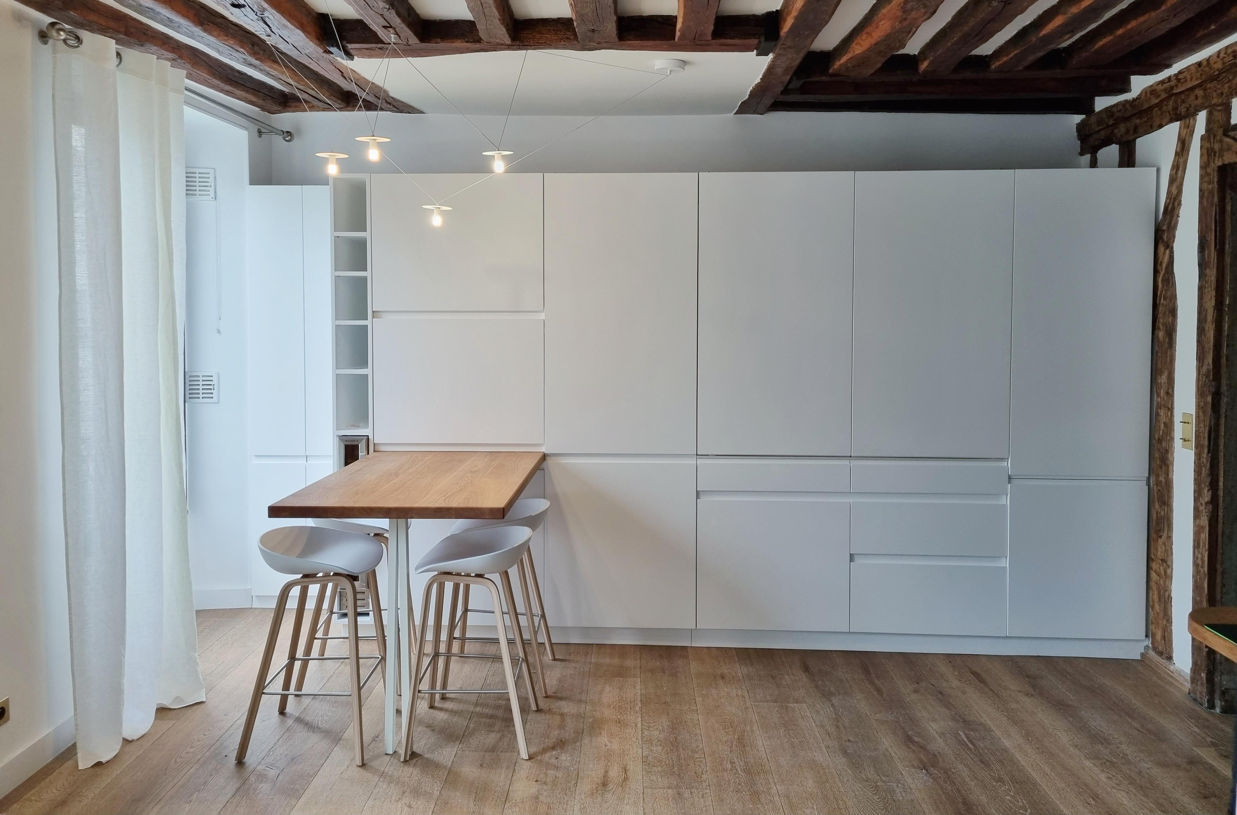 Minimalismo Lampadario bianco minimal 4 luci personalizzabili con diffusori per luce morbida in vendita