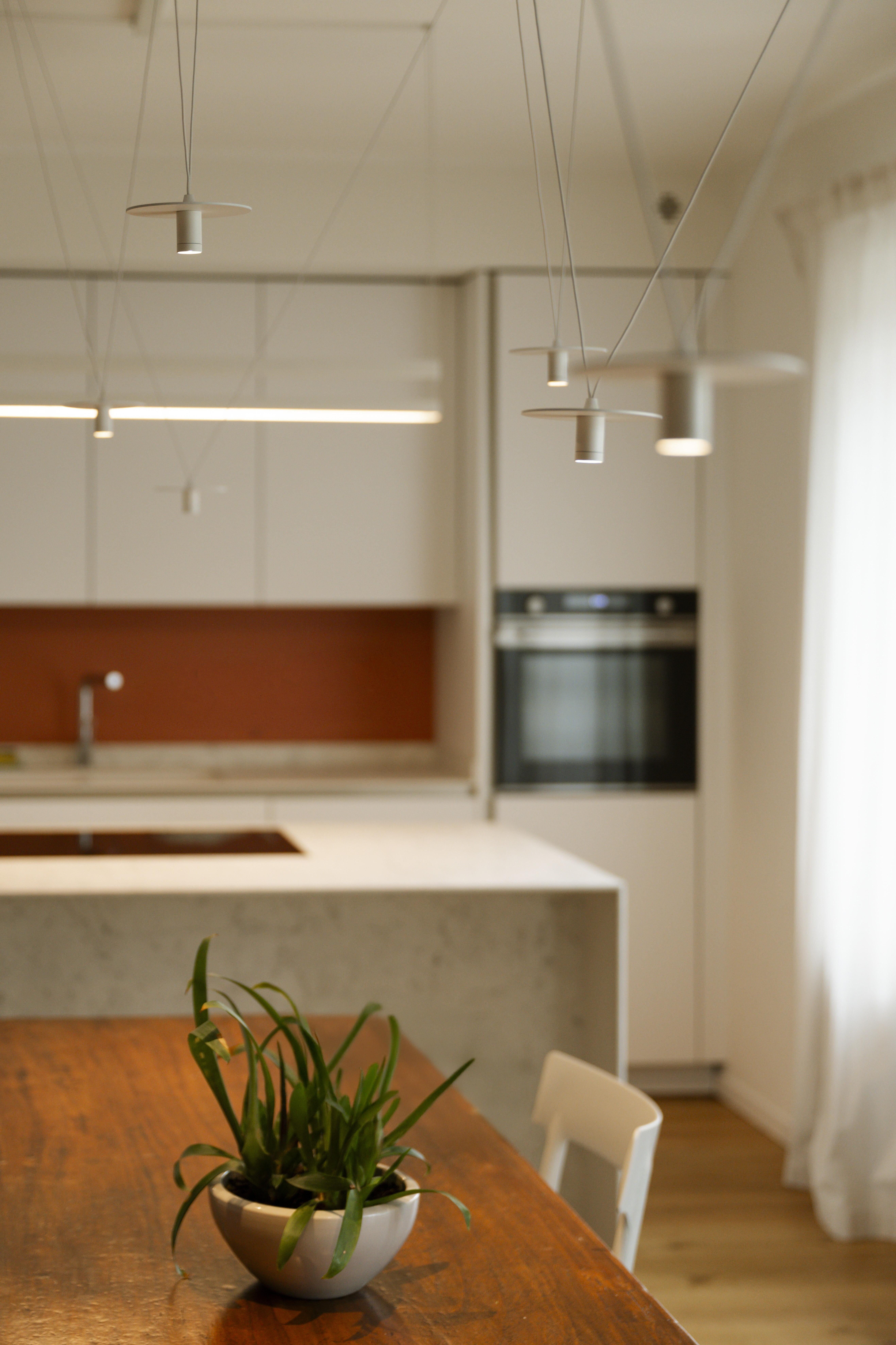 Lampadario bianco minimal 6 luci personalizzabili con luce puntuale (European) im Angebot