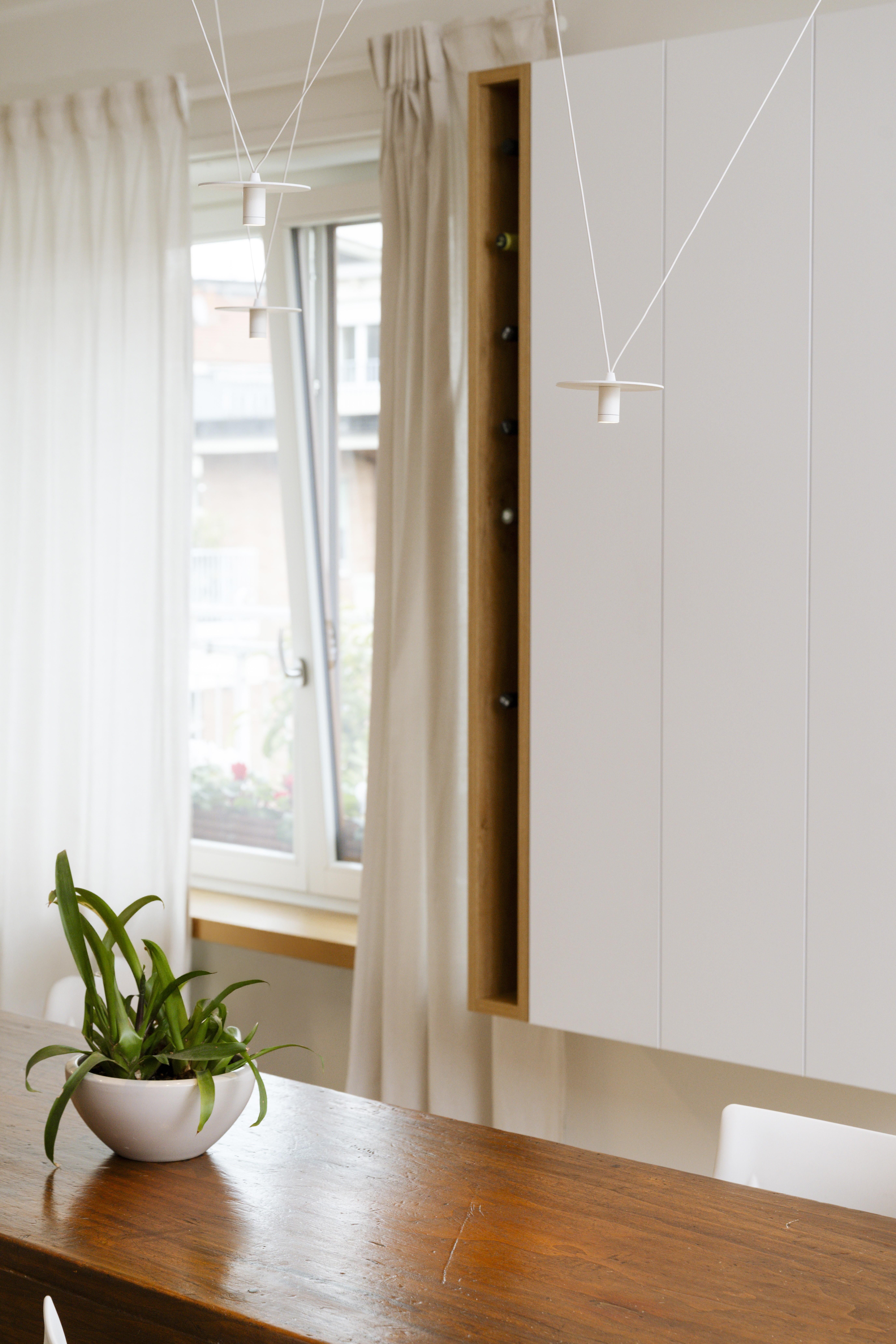 Lampadario bianco minimal 6 luci personalizzabili con luce puntuale (Gedrechselt) im Angebot