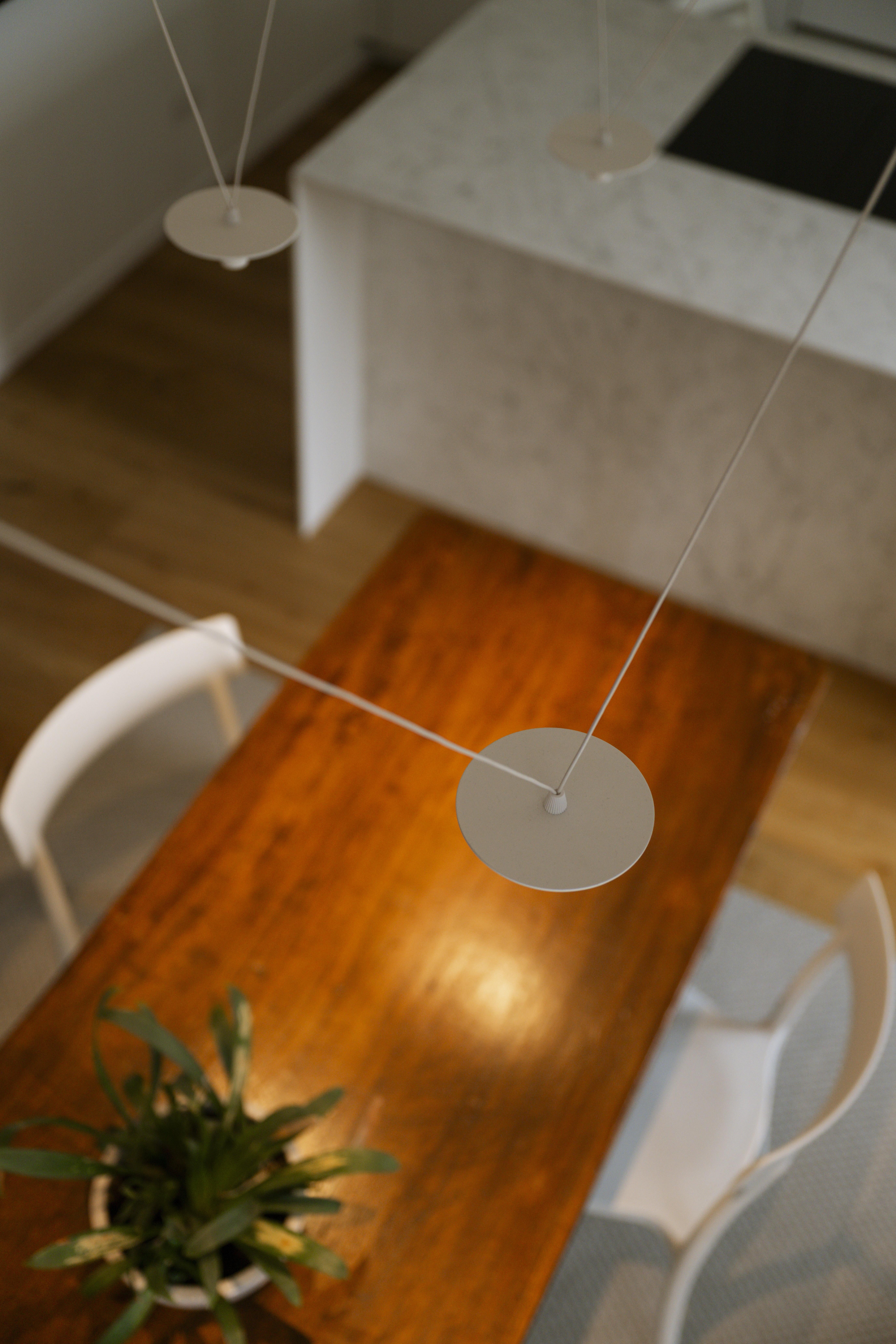 Lampadario bianco minimal 6 luci personalizzabili con luce puntuale im Zustand „Neu“ im Angebot in Frossasco, IT