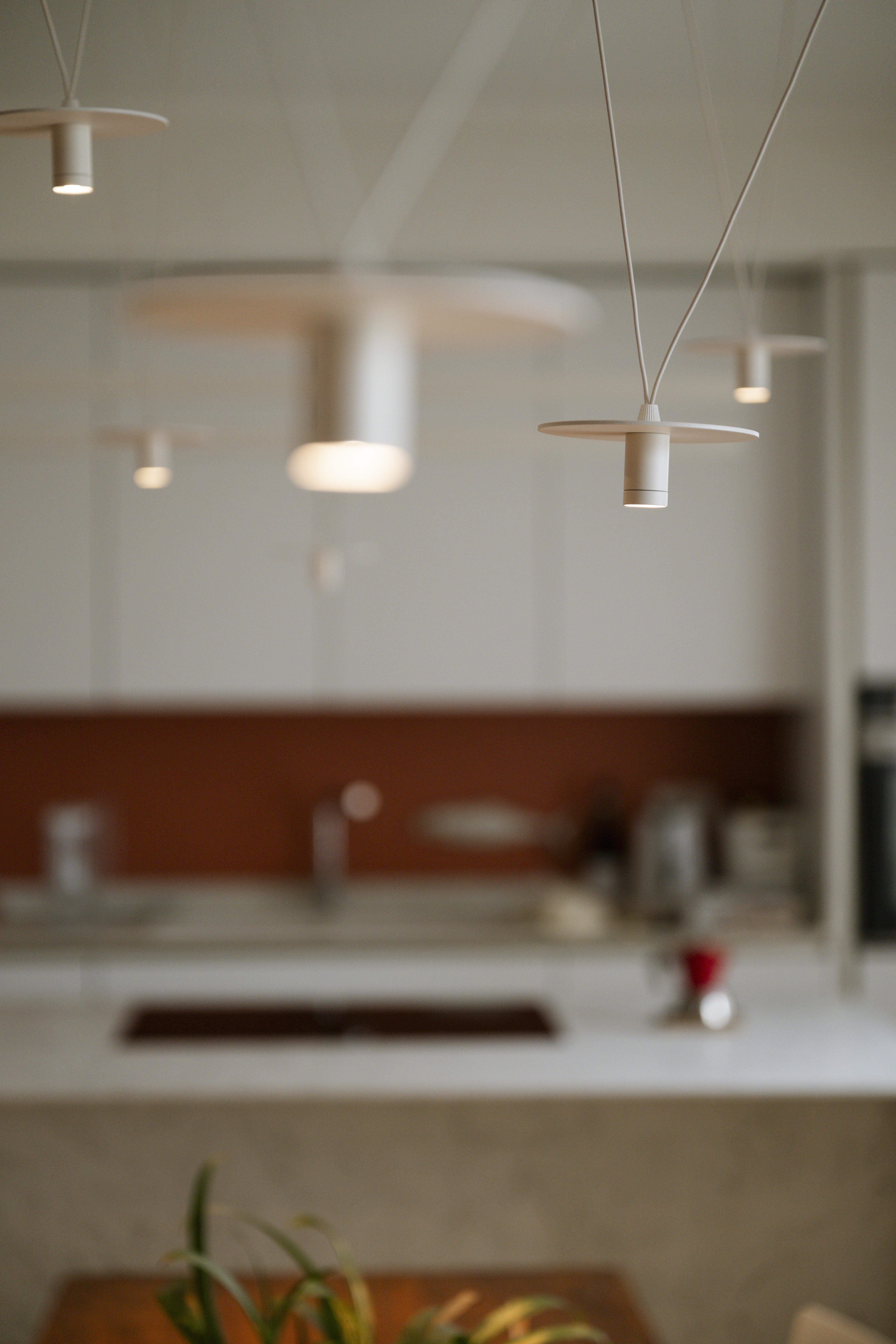 Lampadario bianco minimal 6 luci personalizzabili con luce puntuale (Zeitgenössisch) im Angebot