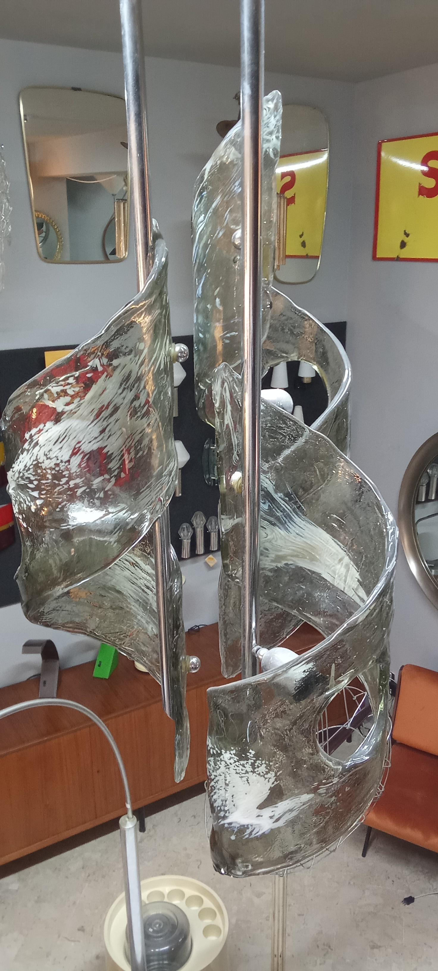 Grande lampadario anni '70, designer Carlo Nason per Mazzega. Struttura in acciaio con tre vetri di Murano a spirale.