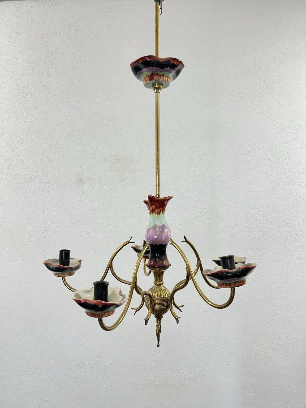 Lustre en laiton et céramique polychrome à 5 lumières Design 1960's.


Magnifique lustre composé de céramiques entièrement fabriquées et peintes à la main.


En bon état de conservation, seuls de légers signes évidents d'usure dus à l'utilisation et