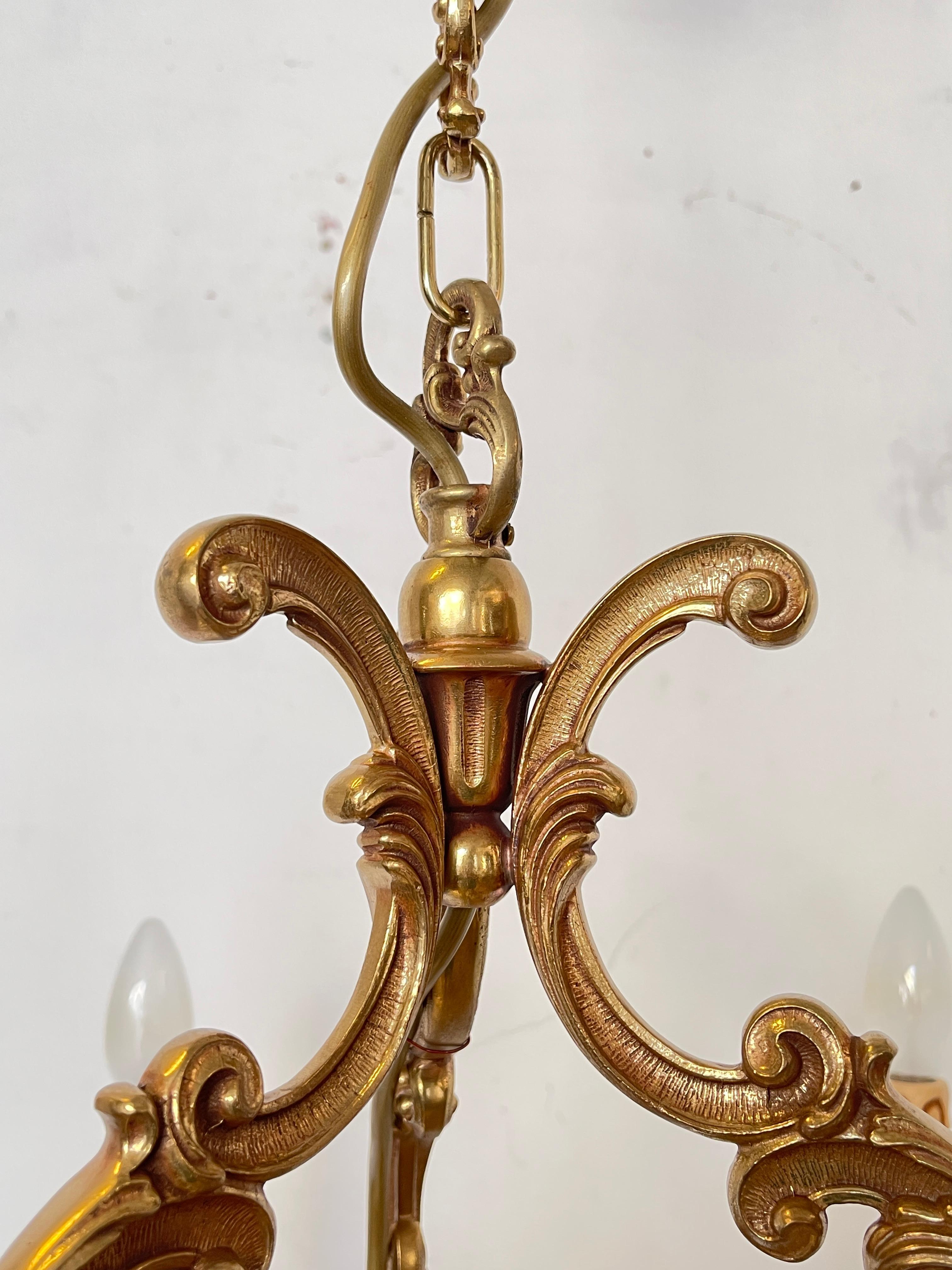 Lustre à six lumières en bronze doré, Versailles - Golden Elegance en vente 2