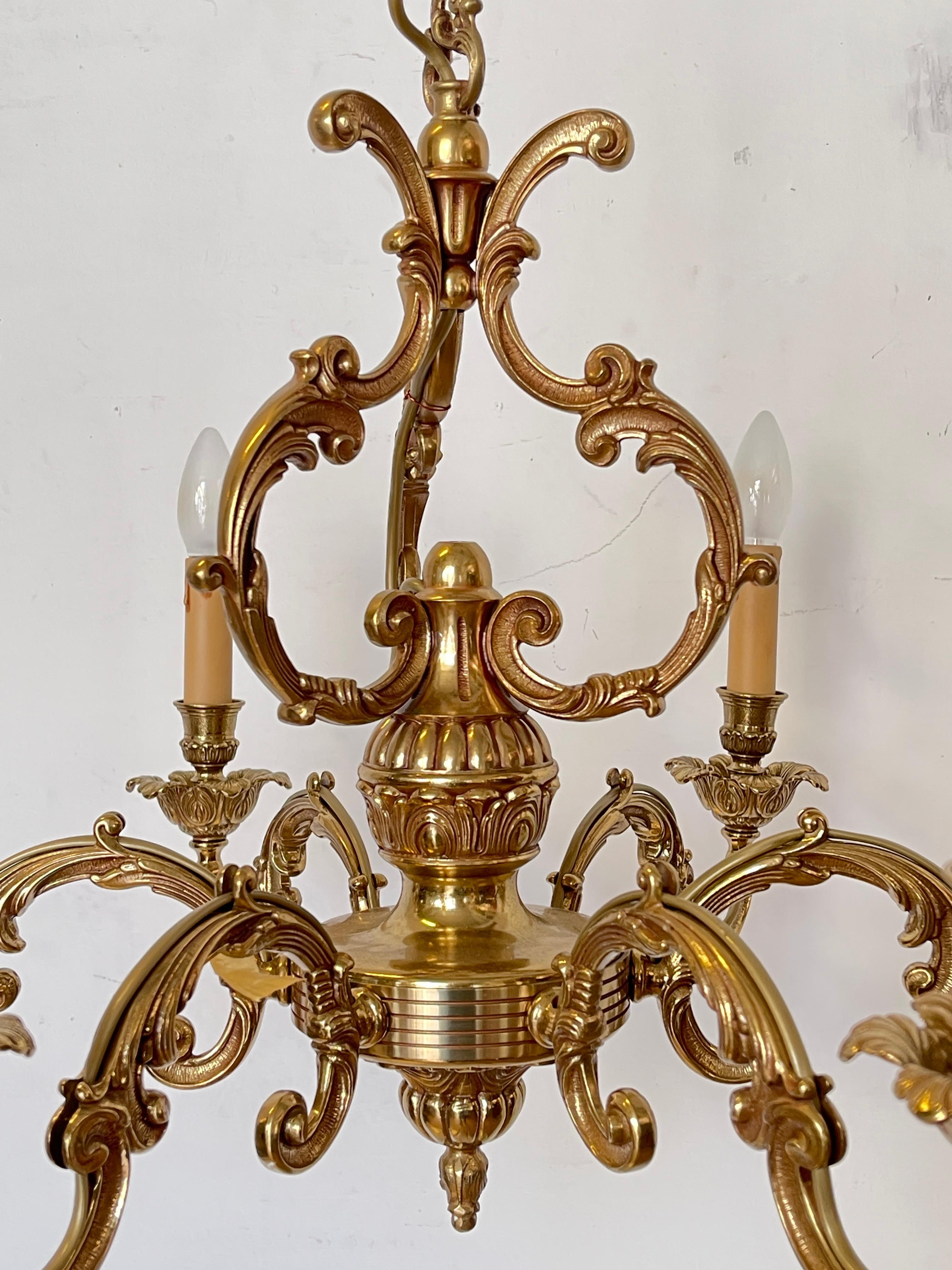 Le lustre baroque en laiton doré est un objet de grande classe et de sophistication qui ajoutera une touche de luxe à n'importe quelle pièce. Fabriqué avec soin, le lustre comporte six bras délicatement incurvés, finement décorés de détails dorés