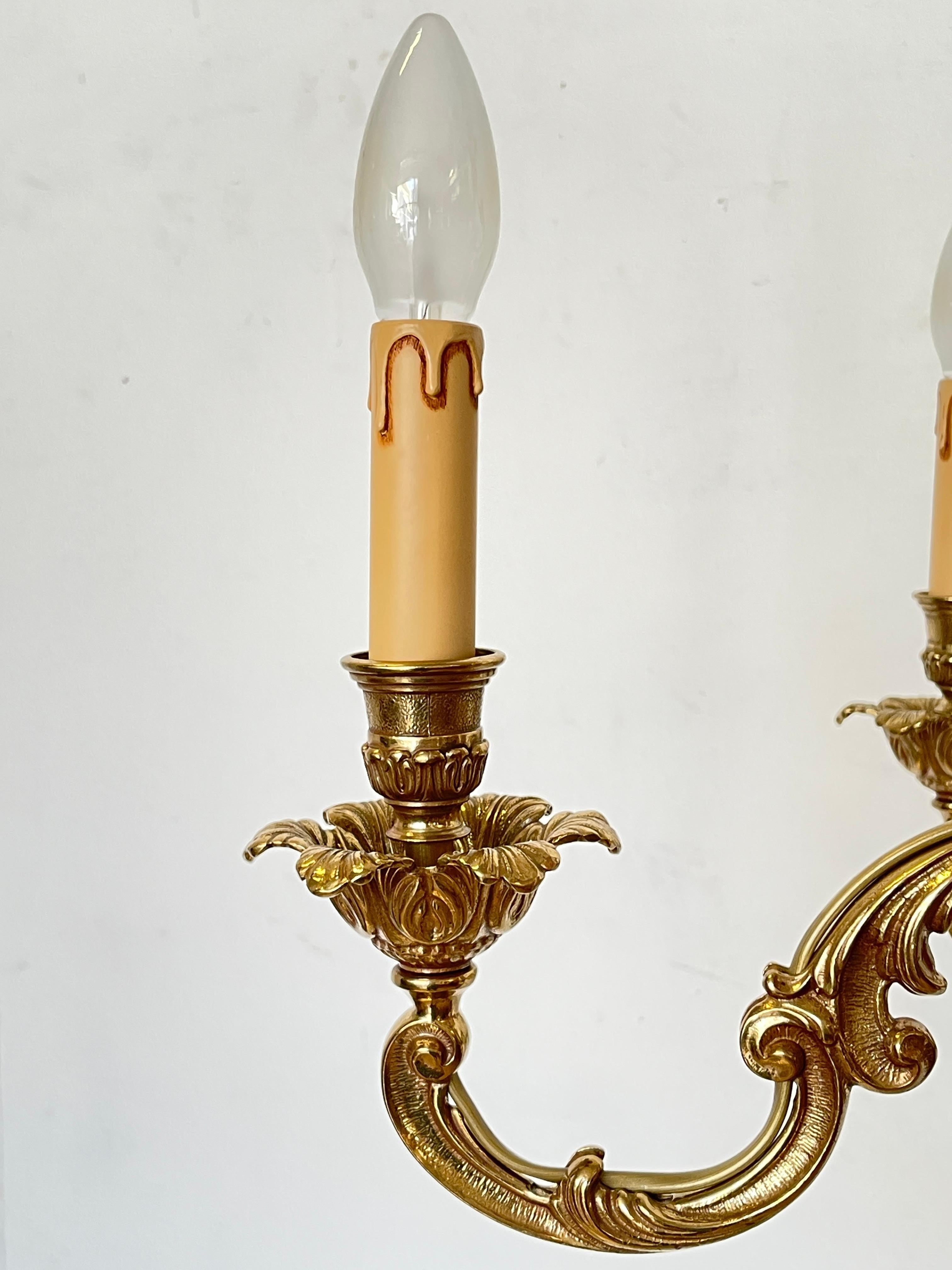 Autre Lustre à six lumières en bronze doré, Versailles - Golden Elegance en vente