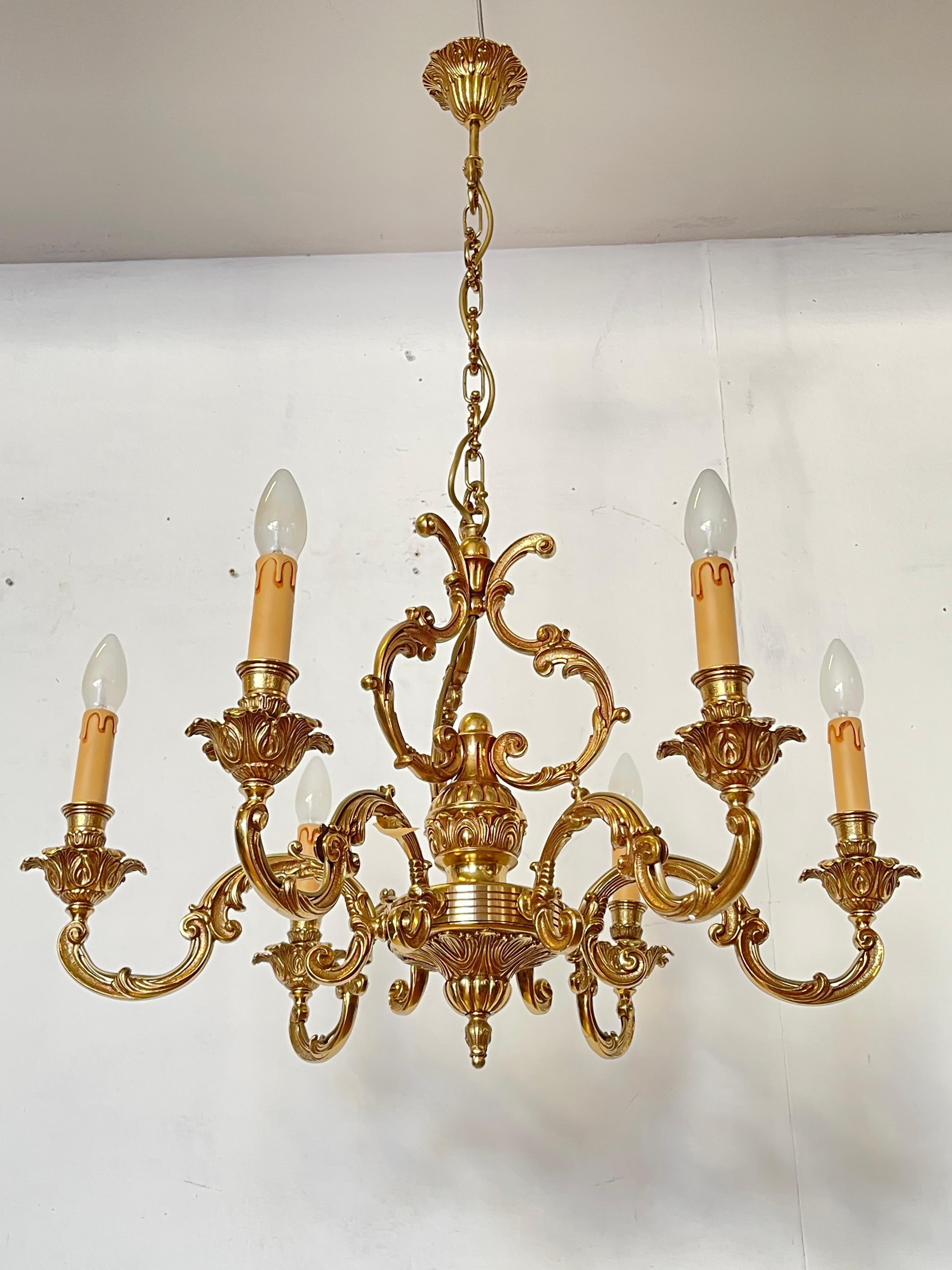 Laiton Lustre à six lumières en bronze doré, Versailles - Golden Elegance en vente