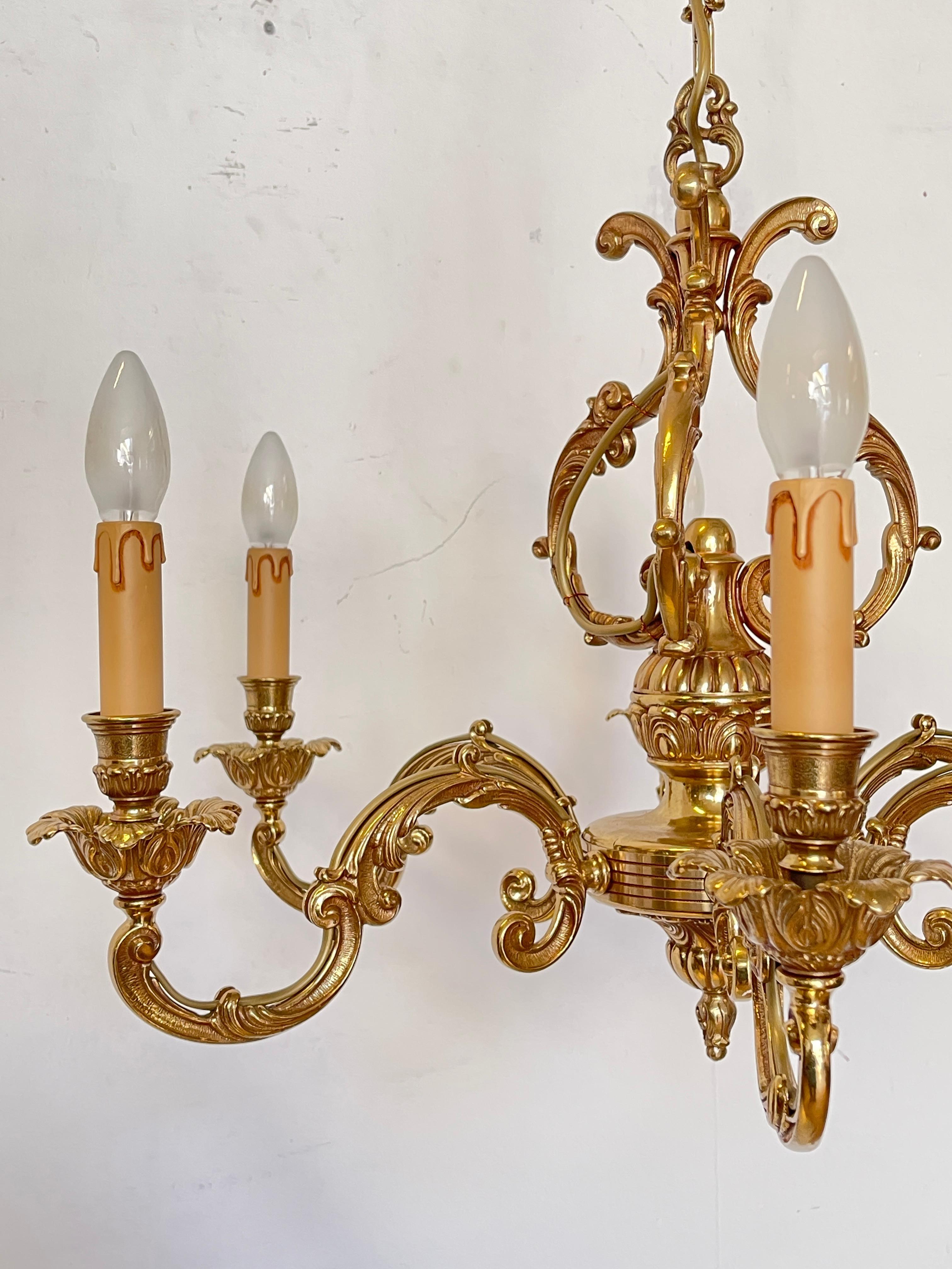 Lustre à six lumières en bronze doré, Versailles - Golden Elegance en vente 1
