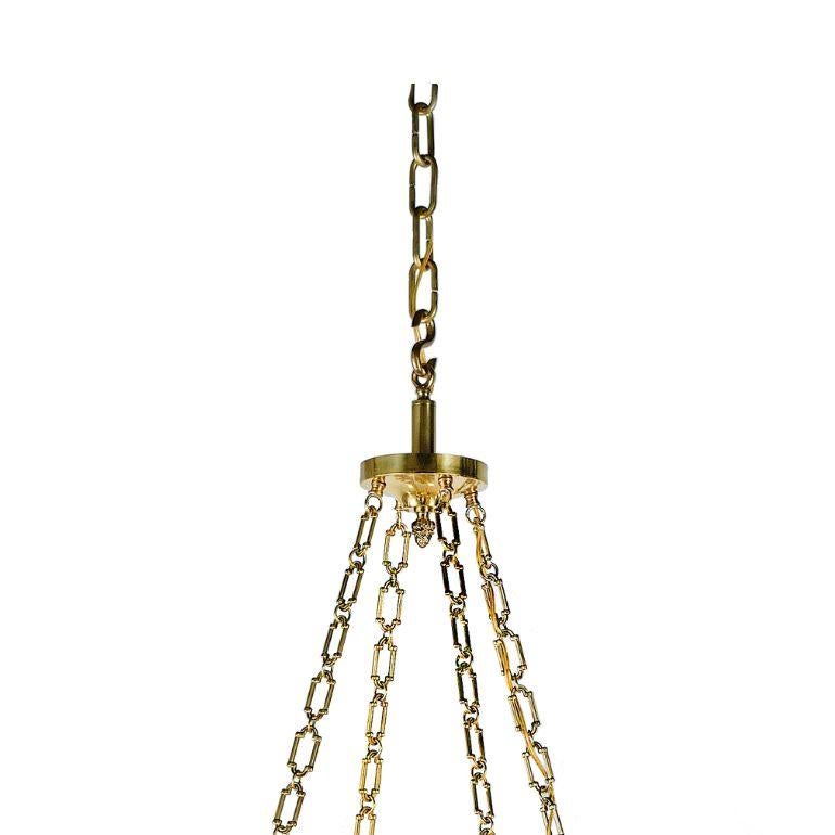Élevez votre espace avec notre lustre grandiose à 12 lumières, qui présente un cadre majestueux en bronze orné de gracieuses chaînes. Ce lustre allie parfaitement l'opulence et l'artisanat méticuleux, projetant une lumière hypnotique et luxueuse
