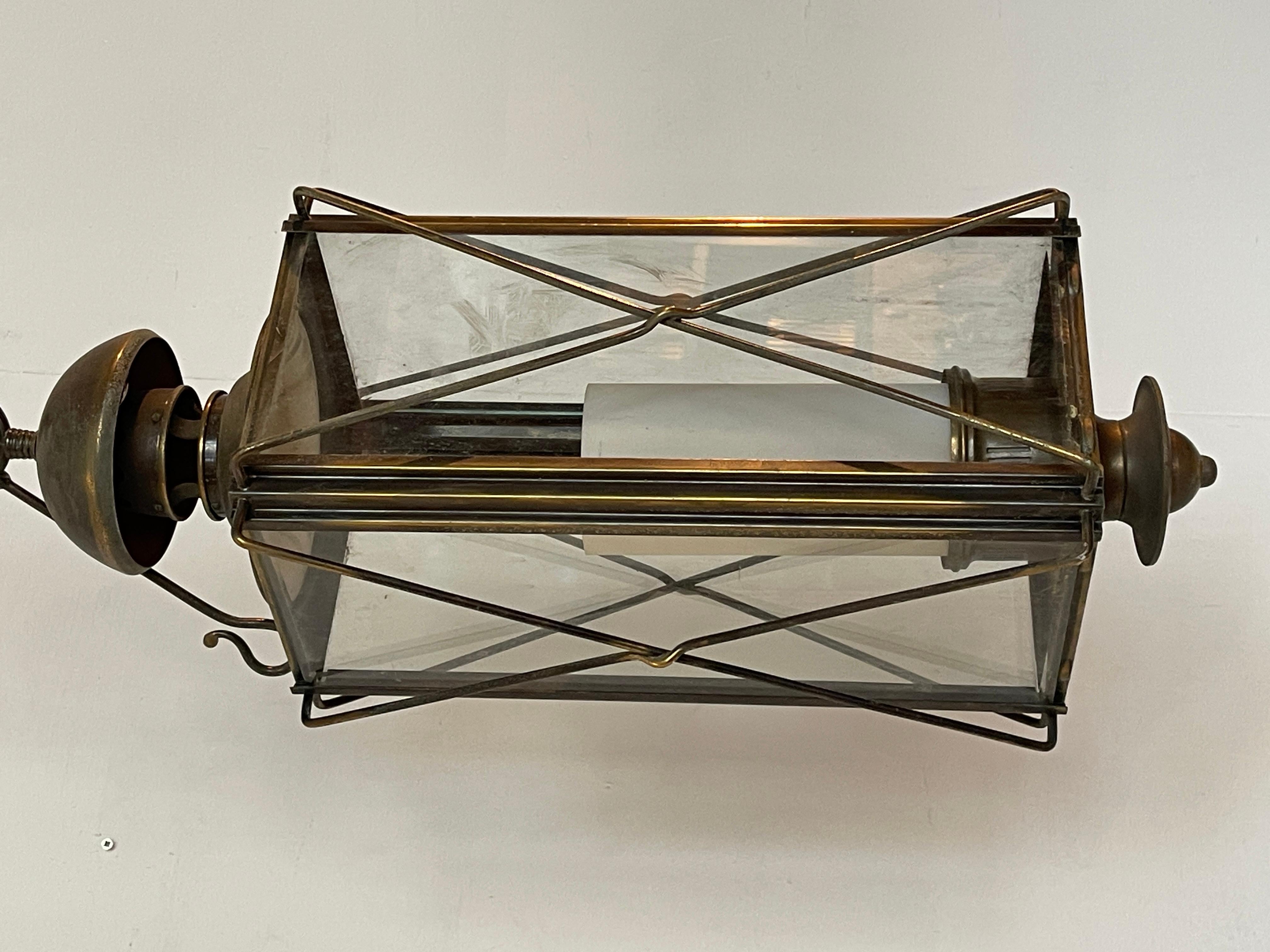 Lampadario classico italiano in bronzo e cristallo stile anni '40 In condizioni buone in vendita a Cantù, IT