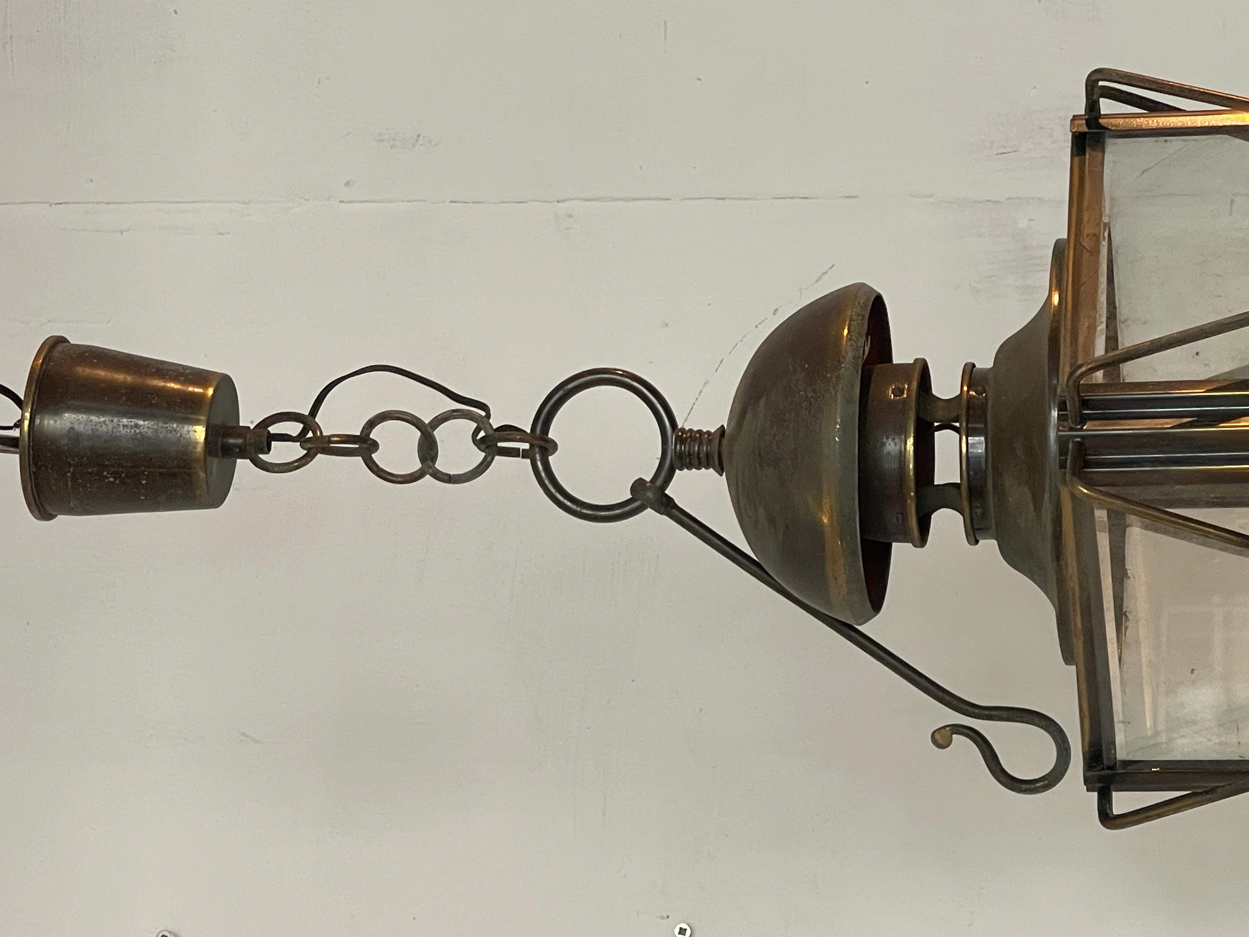 Lampadario classico italiano in bronzo e cristallo stile anni '40 in vendita 1