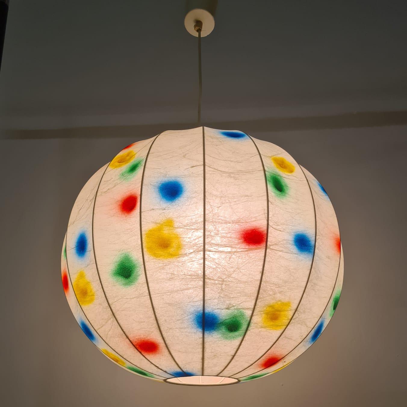 Kronleuchter von Cocoon Crèation.

Hängekugel aus Kokon, verziert mit mehrfarbigen Farbspritzern.

Cocoon ist ein interessantes Material, das in den 1960er Jahren nach Italien exportiert wurde.

Es handelt sich um ein Kunststoffmaterial, das