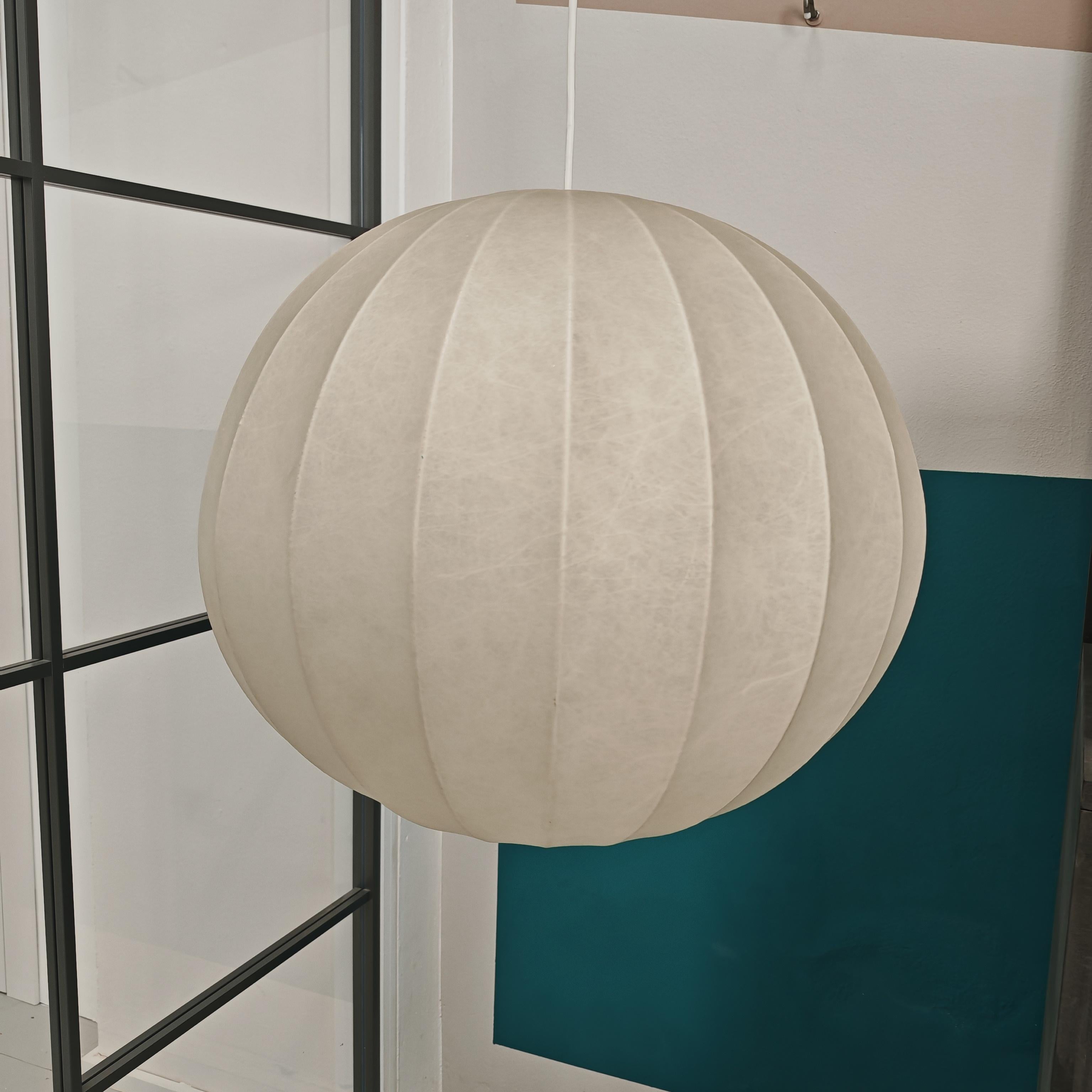 Lampadario  Cocoon tondo italiano vintage anni 70 in vendita 2