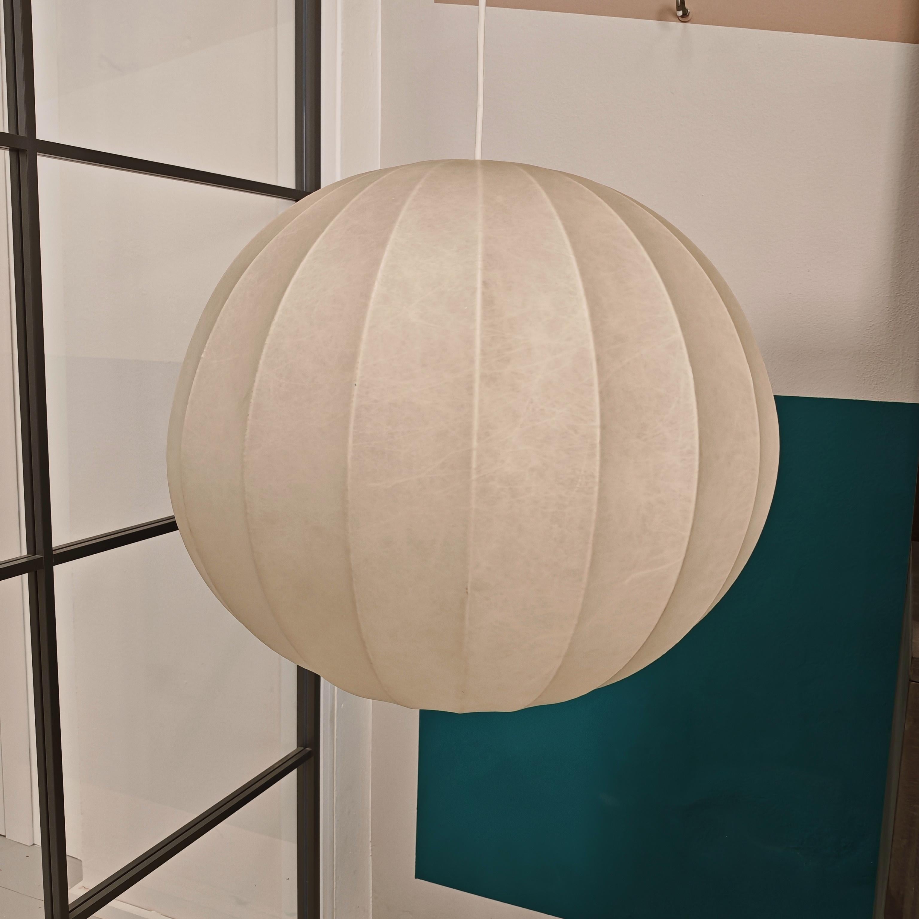 Lampadario  Cocoon tondo italiano vintage anni 70 in vendita 6