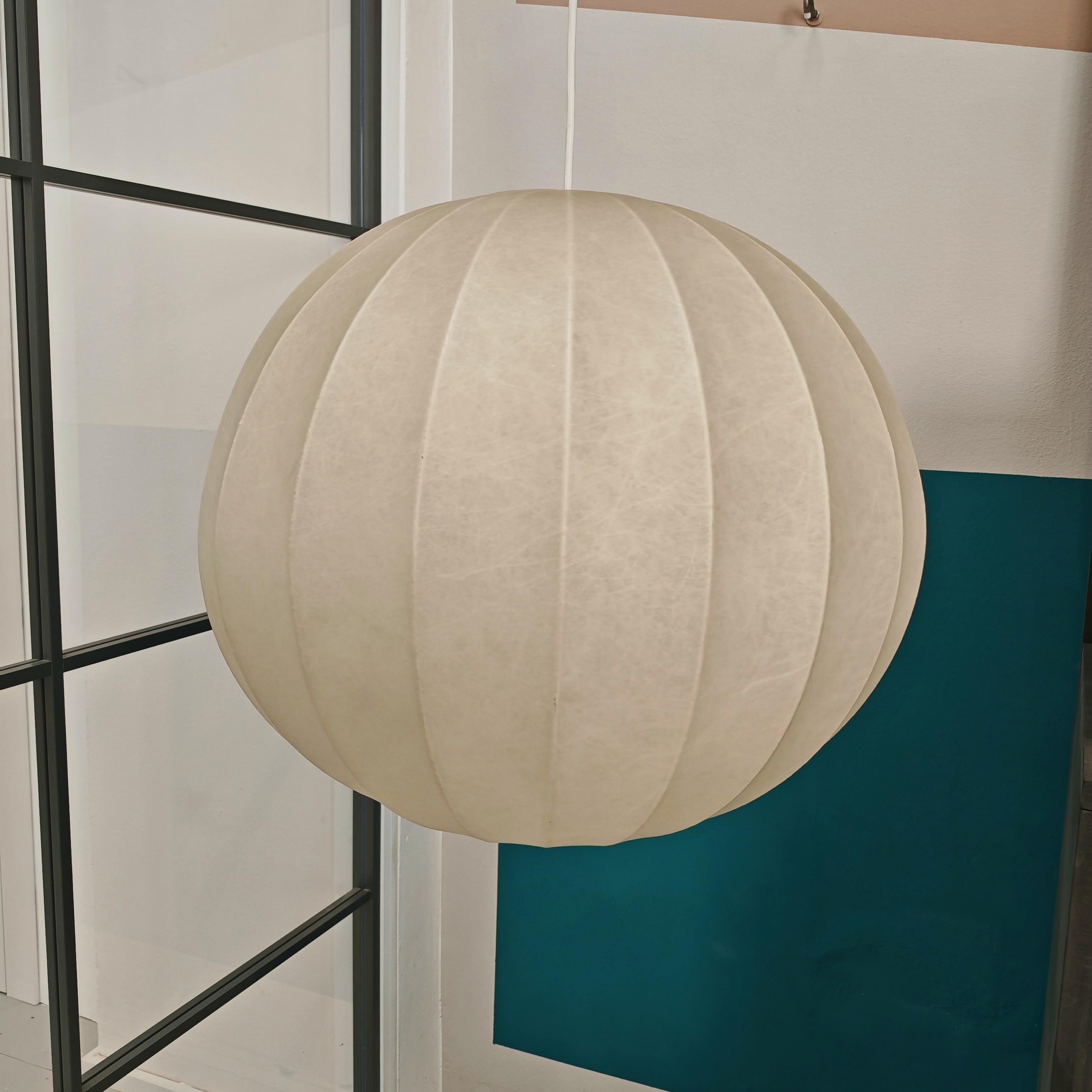 Lampadario  Cocoon tondo italiano vintage anni 70 in vendita 8