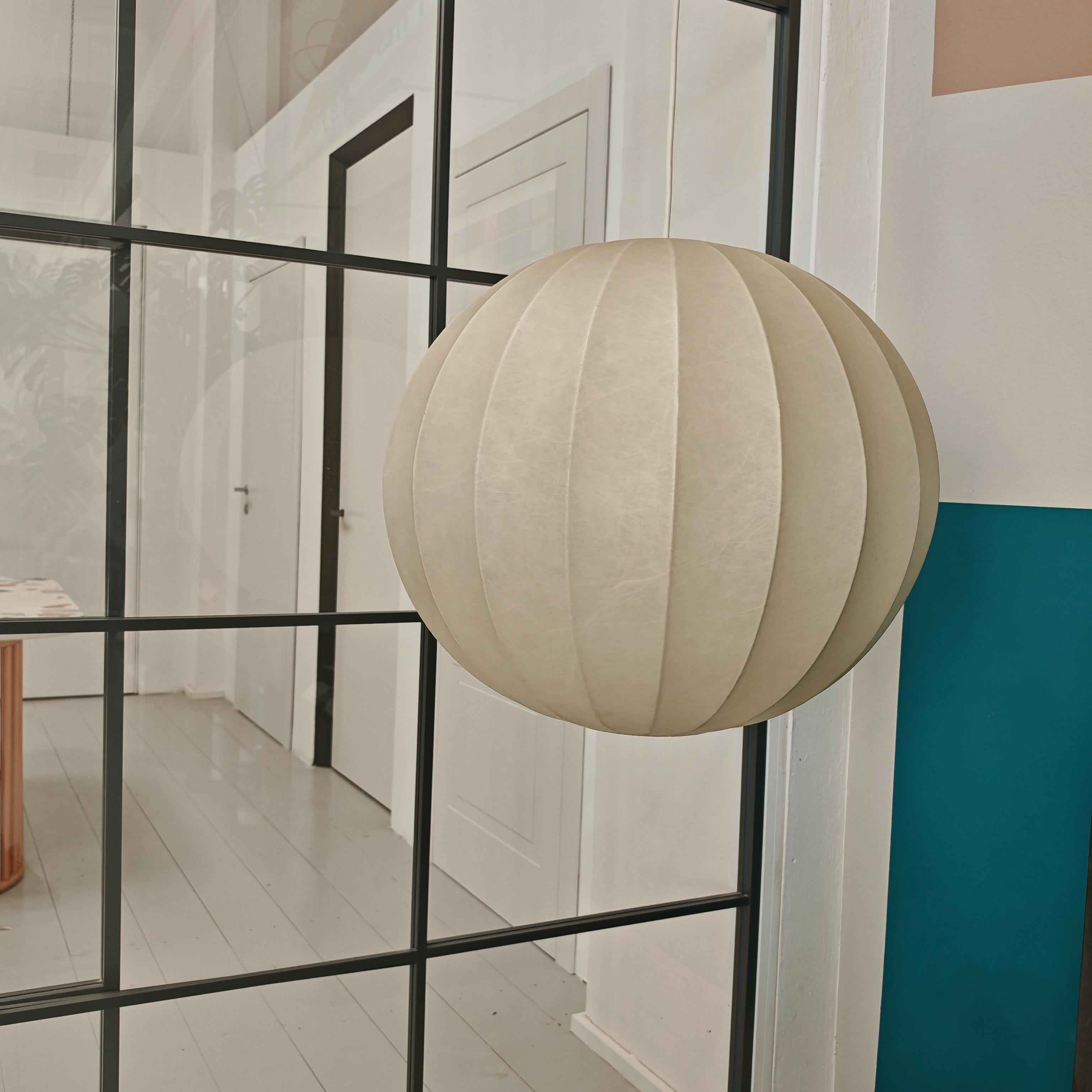 Lampadario  Cocoon tondo italiano vintage anni 70 in vendita 10