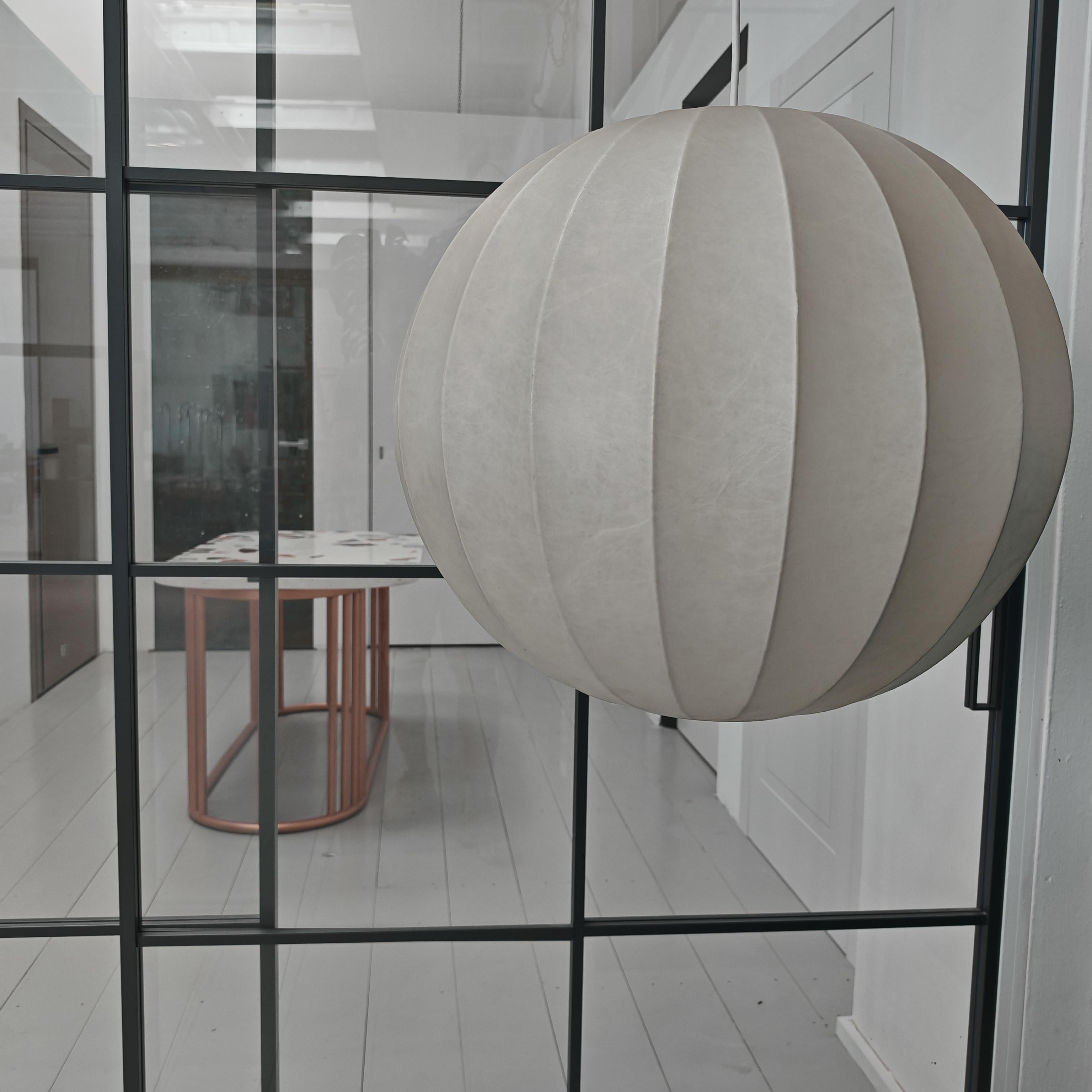 Lampadario anni 70 tondo in materiale originale Cocoon.
Cocoon è una particolare resina con cui venivano prodotte lampade di design del tipo della Fantasma Flos o Viscontea Flos.
per questo esemplare non sono noti designer e produttore ma la qualità