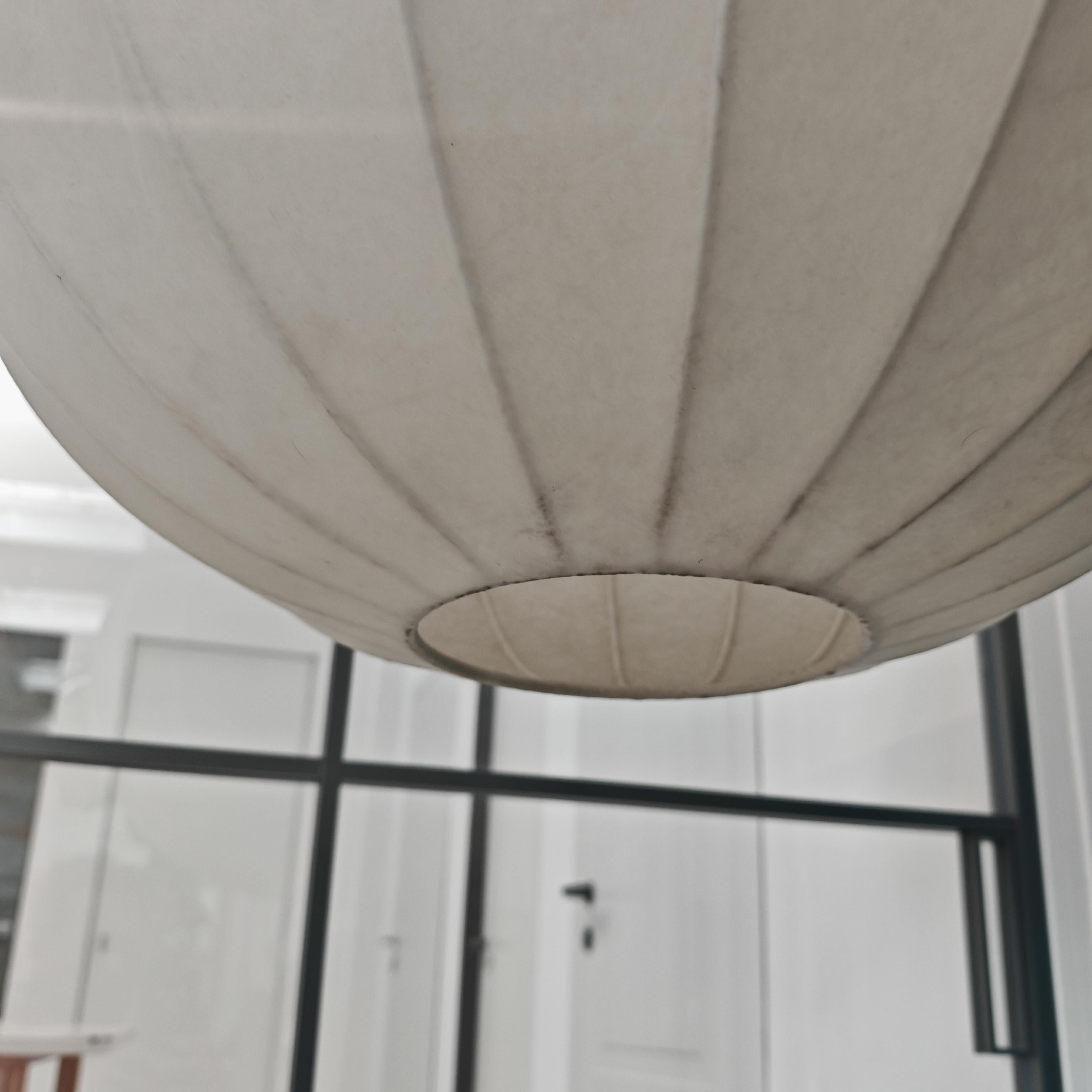 Lampadario  Cocoon tondo italiano vintage anni 70 In condizioni buone in vendita a Milano, MI