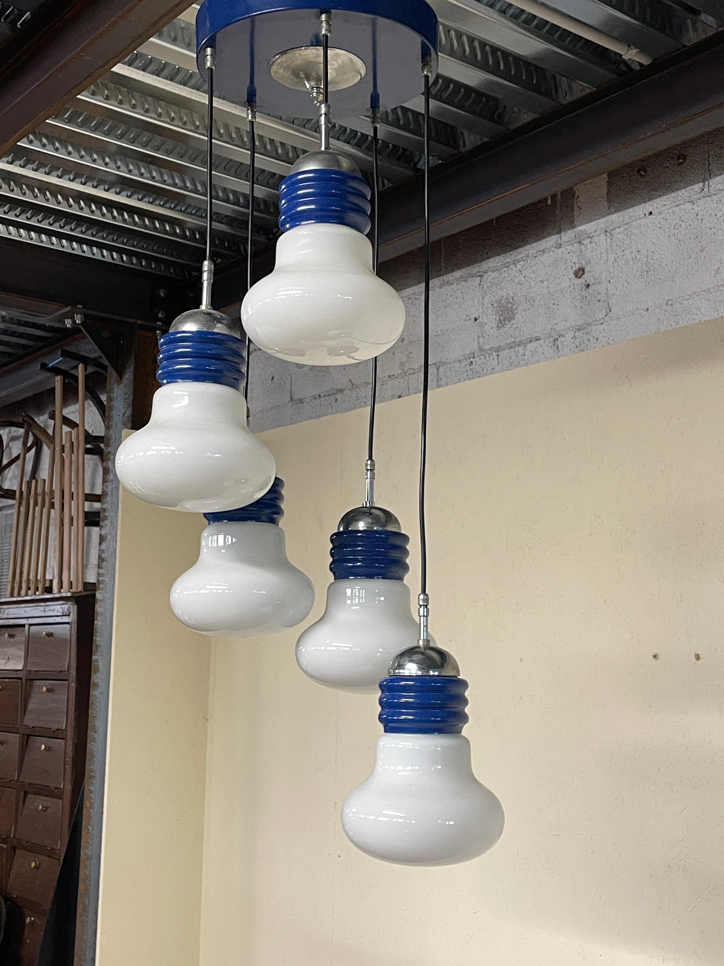 Lámpara de araña de los años 70 con 5 colgantes modelo Lampadina fabricada por Tronconi en venta 6