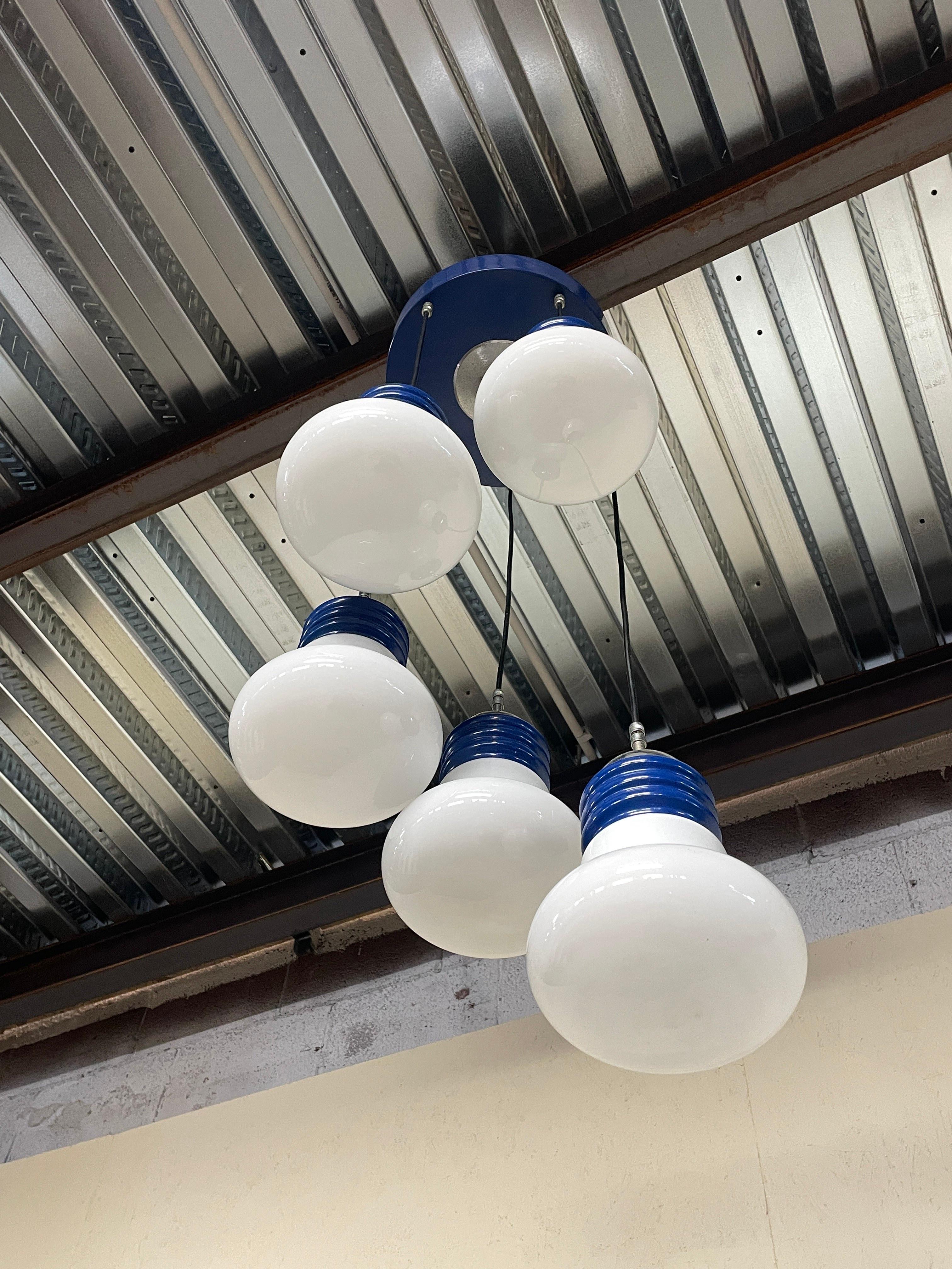 Lámpara de araña de los años 70 con 5 colgantes modelo Lampadina fabricada por Tronconi en venta 7