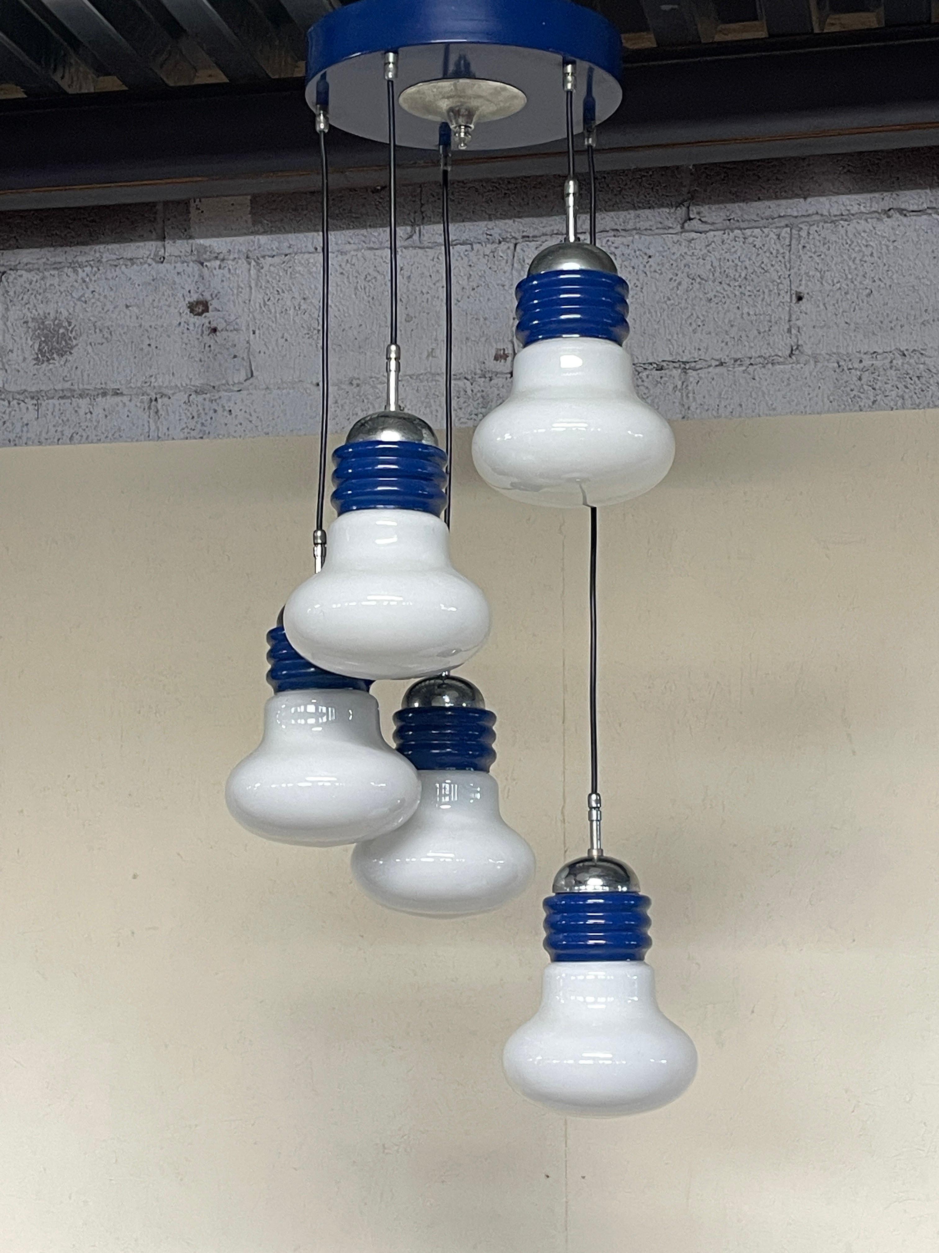 Lámpara de araña de los años 70 con 5 colgantes modelo Lampadina fabricada por Tronconi en venta 9