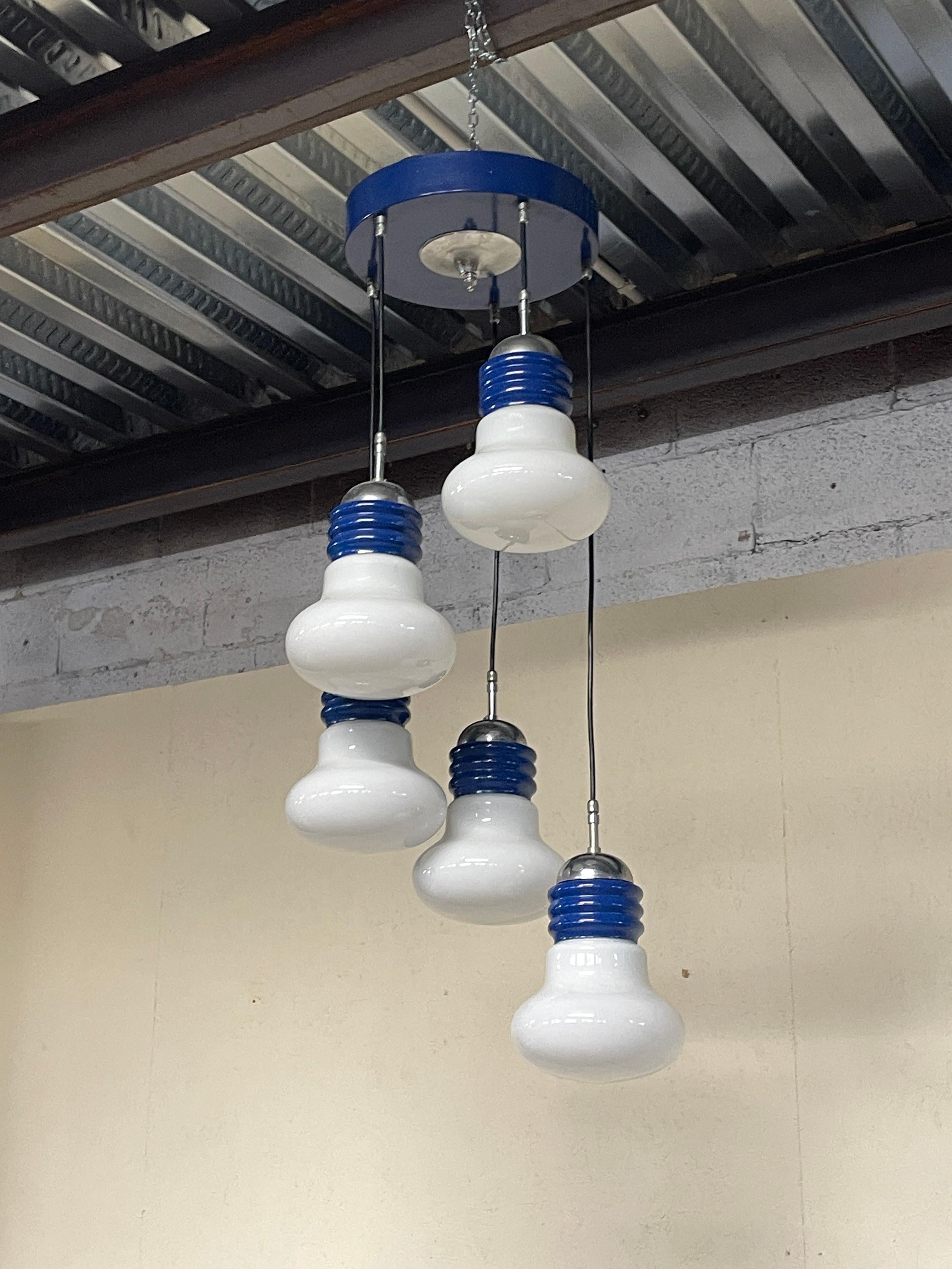 Lámpara de araña de los años 70 con 5 colgantes modelo Lampadina fabricada por Tronconi Era espacial en venta