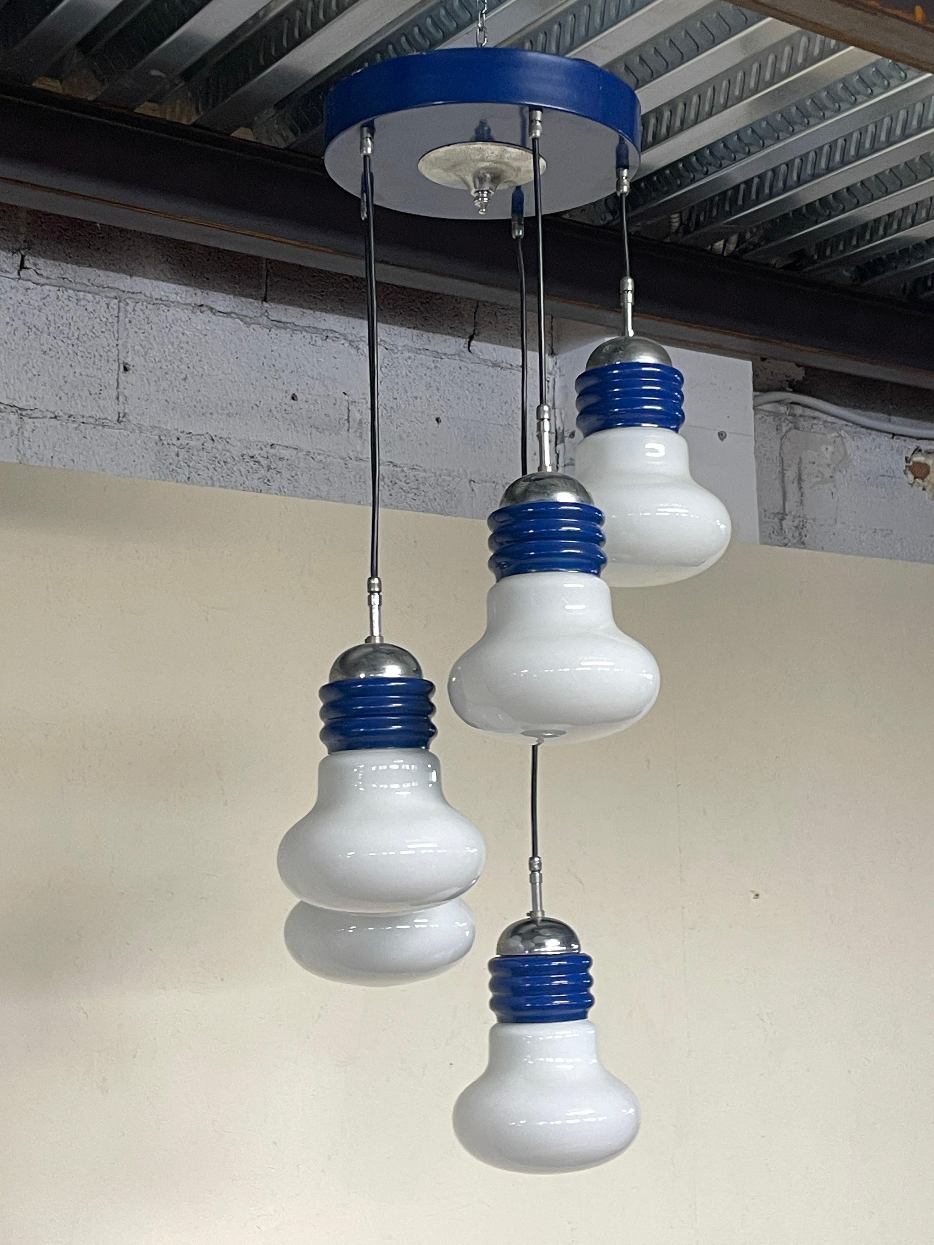 Lámpara de araña de los años 70 con 5 colgantes modelo Lampadina fabricada por Tronconi Italian en venta