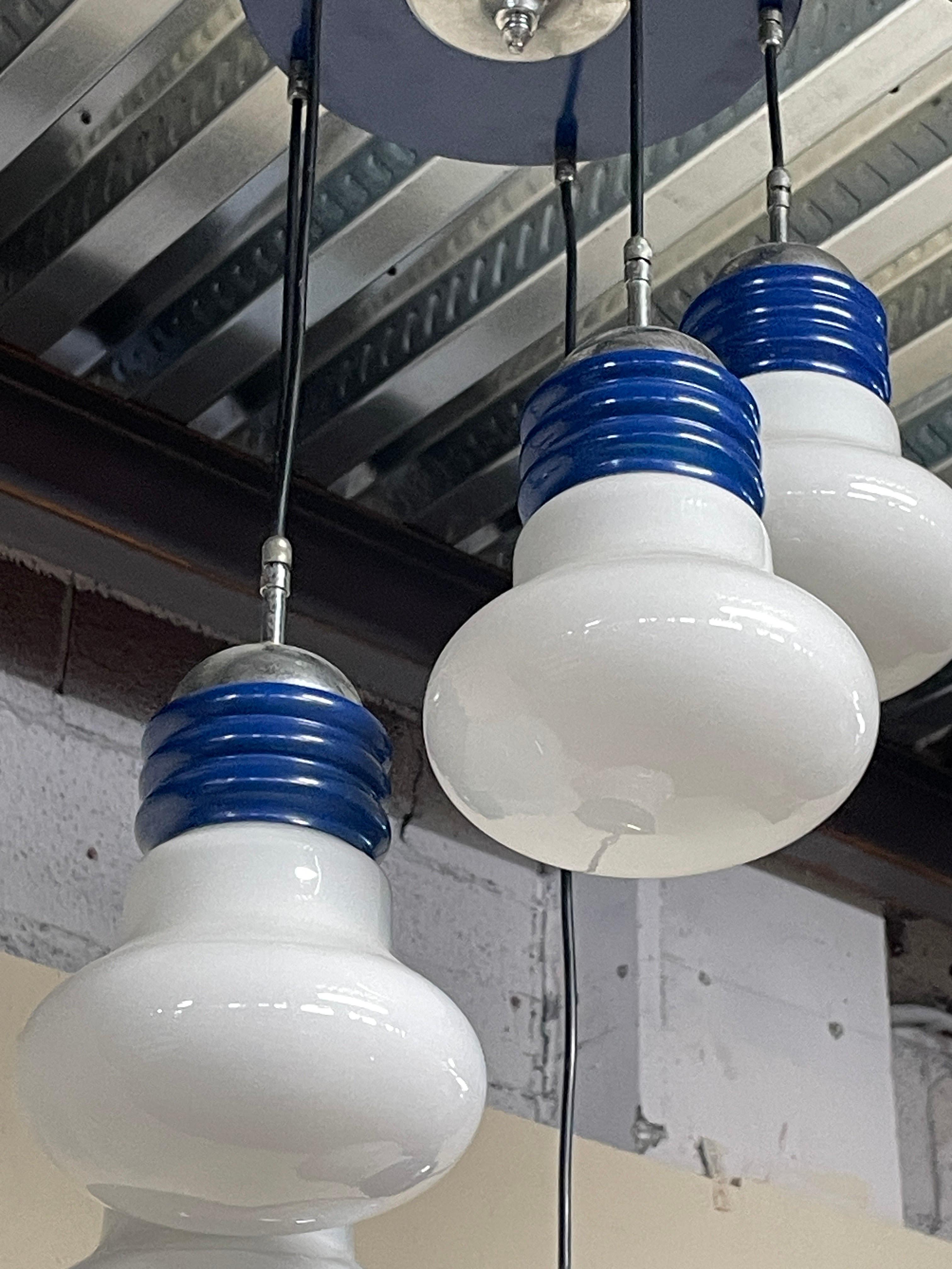 Lámpara de araña de los años 70 con 5 colgantes modelo Lampadina fabricada por Tronconi Metal en venta