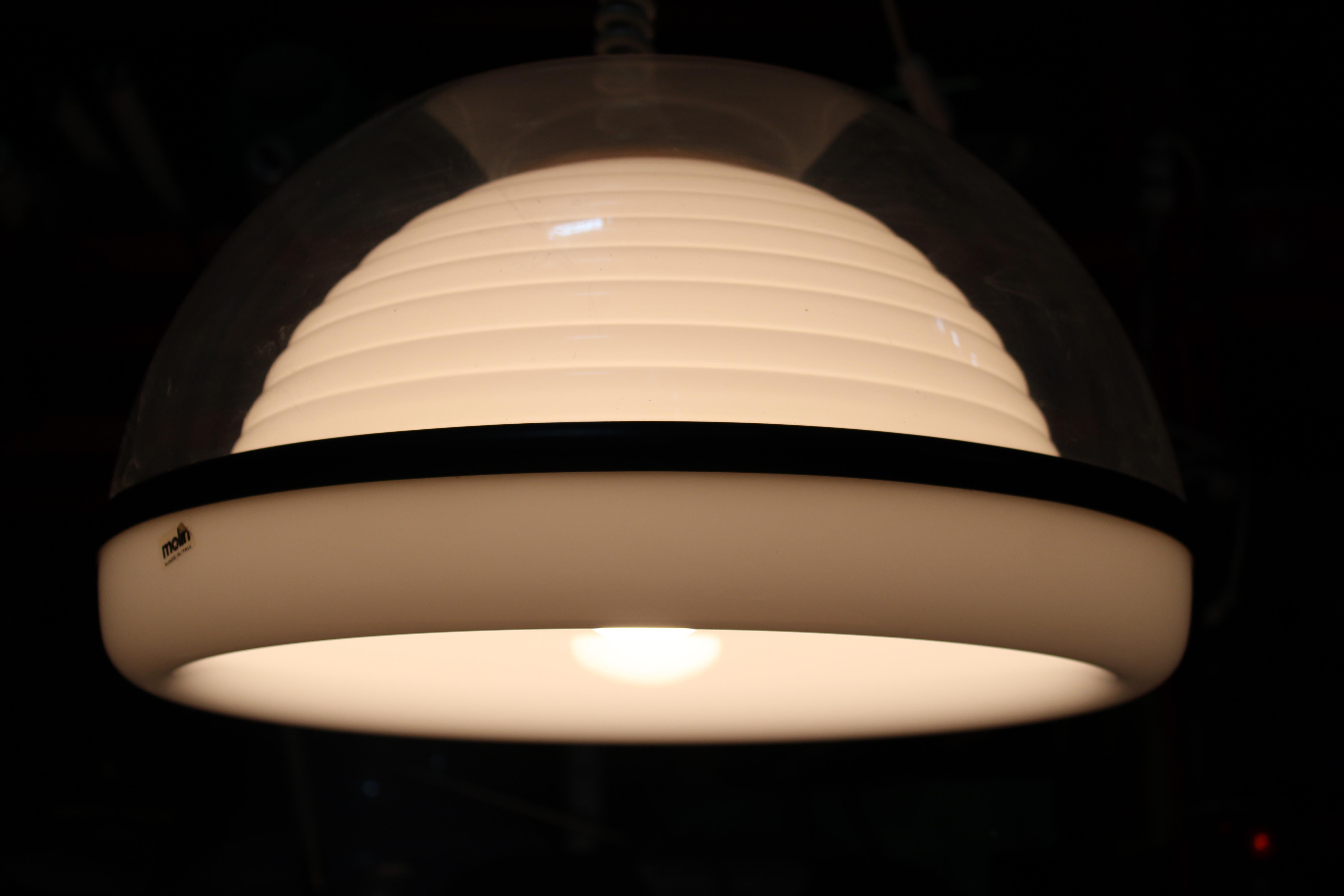 Mid-Century moderno Lampadario con calotta trasparente e Ondulata Bianca Italia 1970 Sottsass Stile in vendita