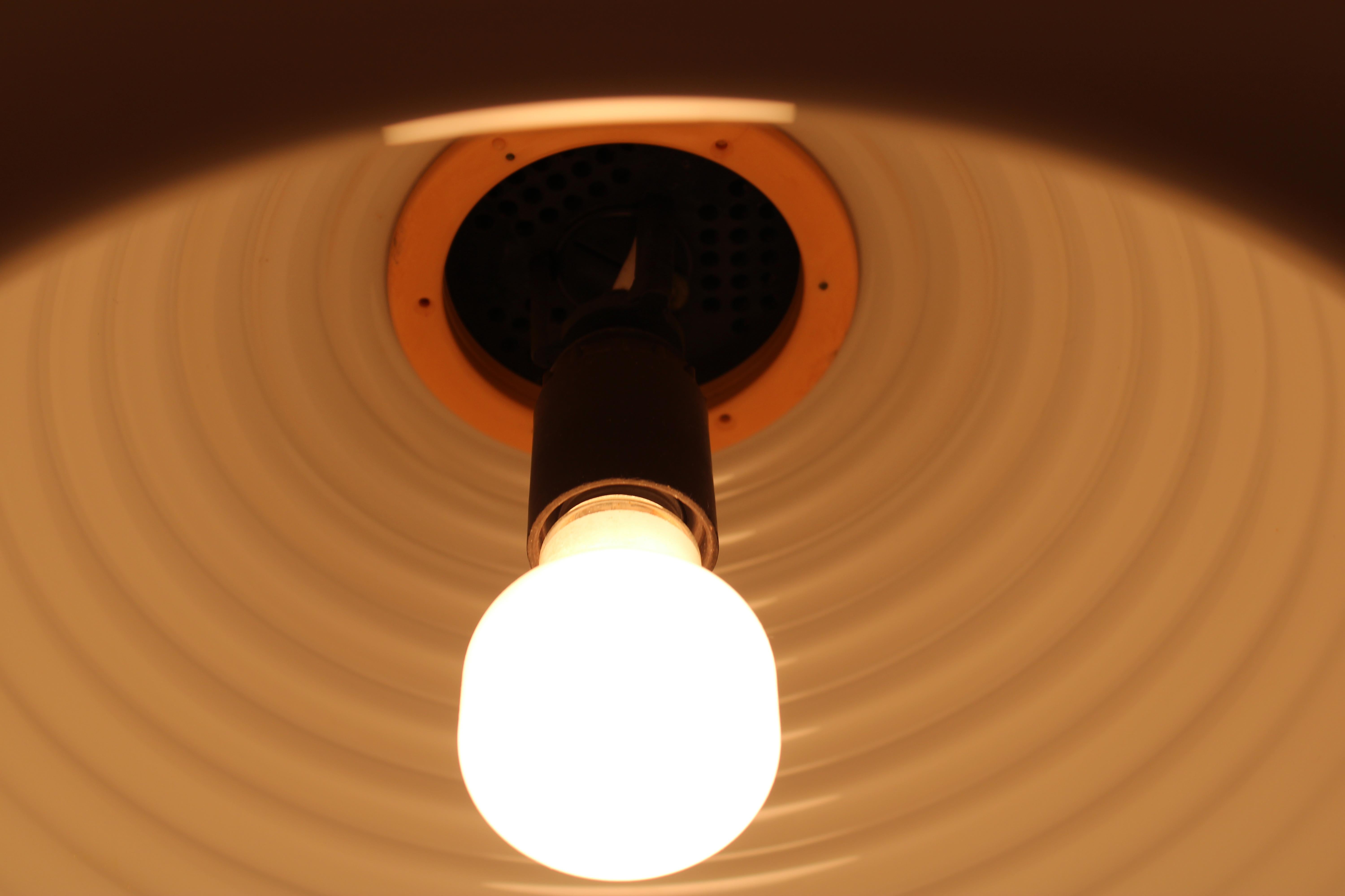 Italian Lampadario con calotta trasparente e Ondulata Bianca Italia 1970 Sottsass Stile in vendita