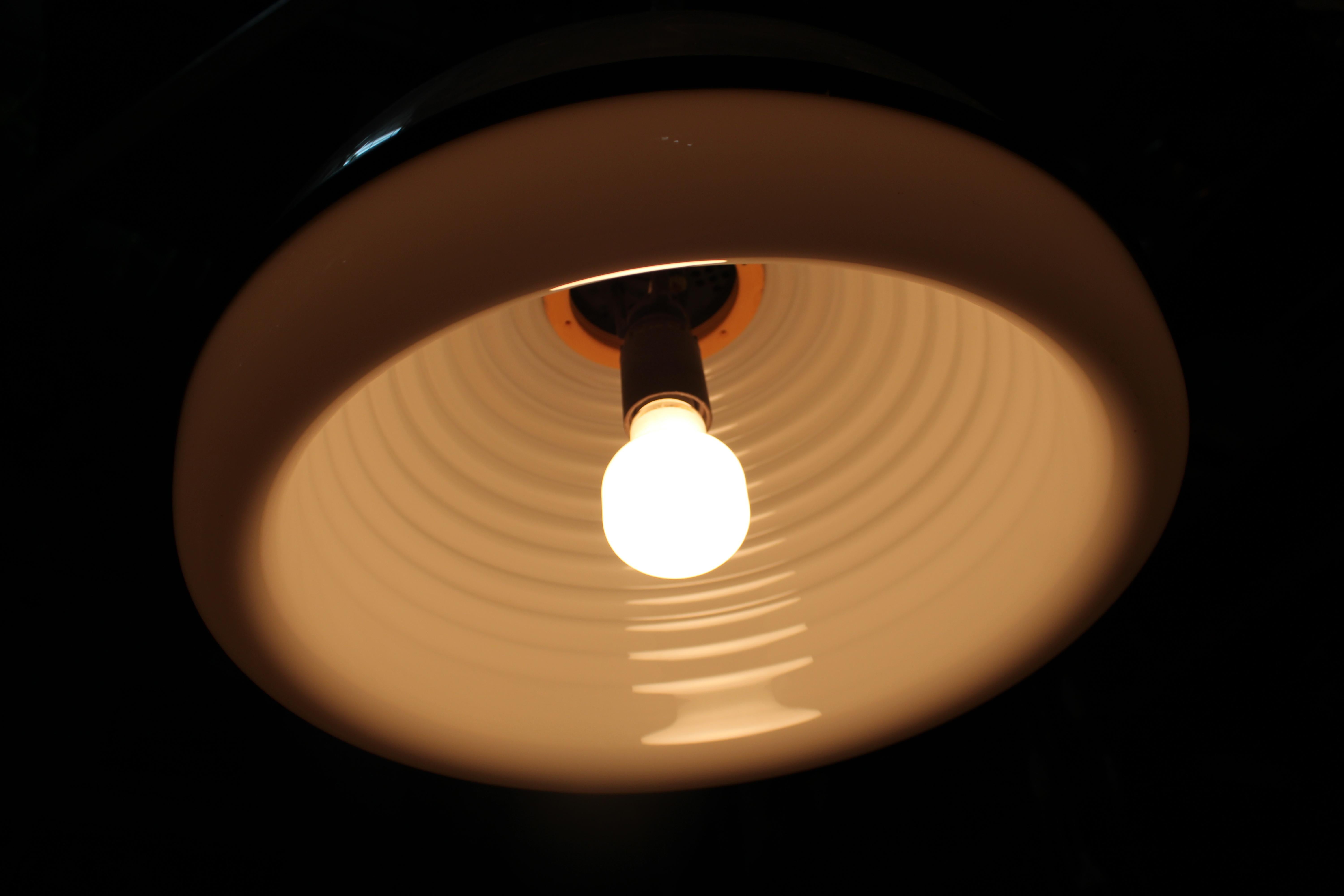 Lampadario con calotta trasparente e Ondulata Bianca Italia 1970 Sottsass Stile In condizioni buone in vendita a Palermo, Sicily