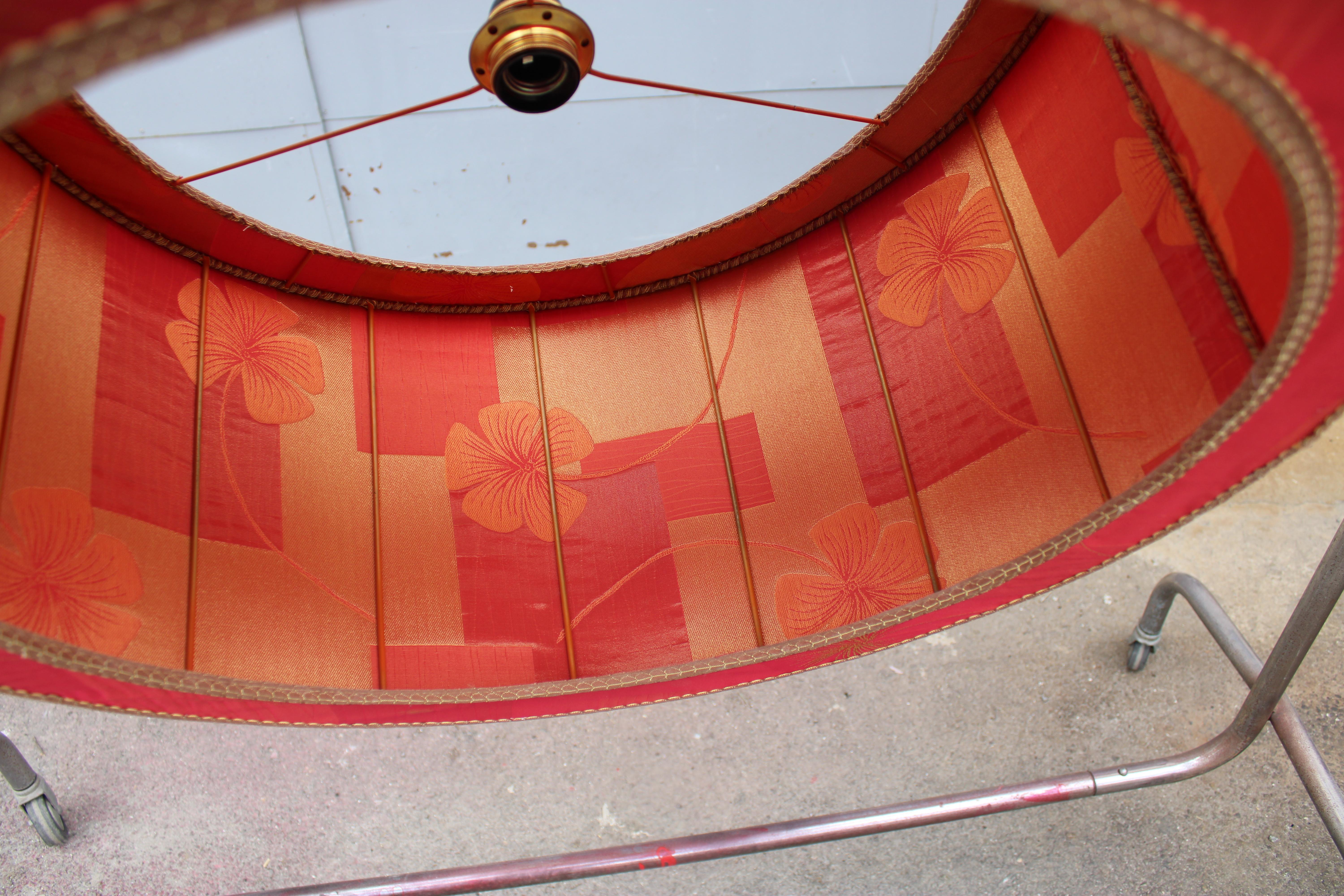 Red fabric dome chandelier with flowers Mid-century italian design brass For Sale 4