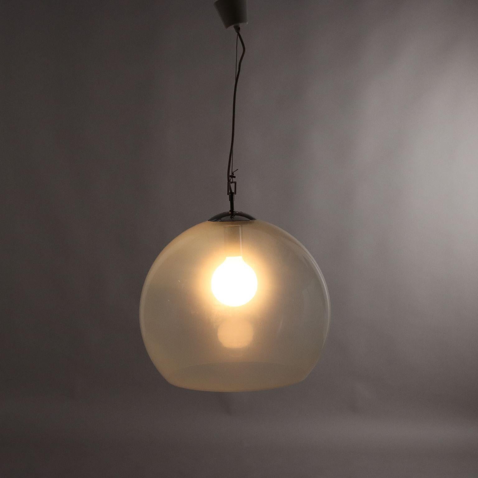 Lampada a soffitto con grande diffusore in vetro e metallo cromato. 