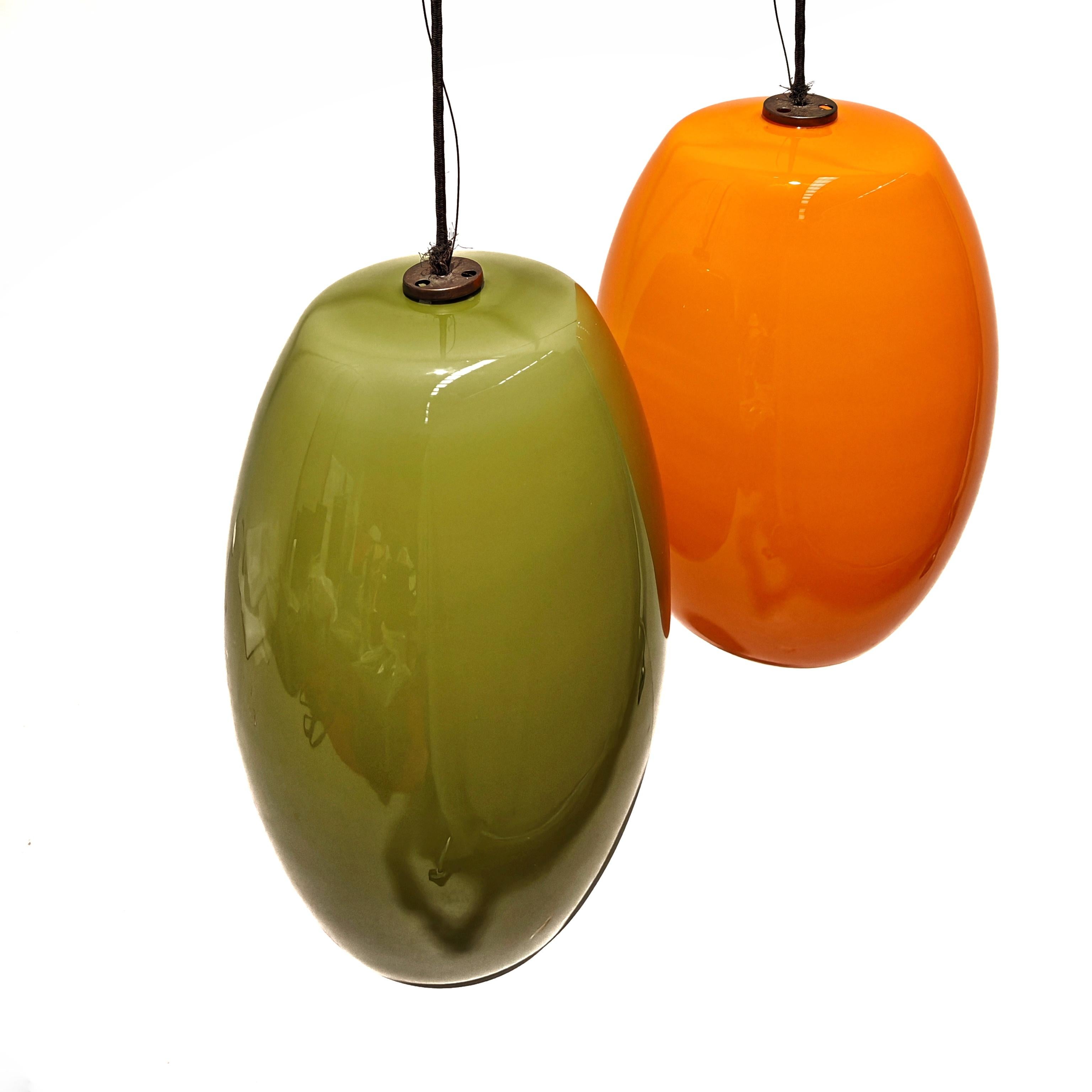 Mid-Century moderno Lampadario con grandi pendenti vetri murano verde e arancio Italia anni 60 in vendita