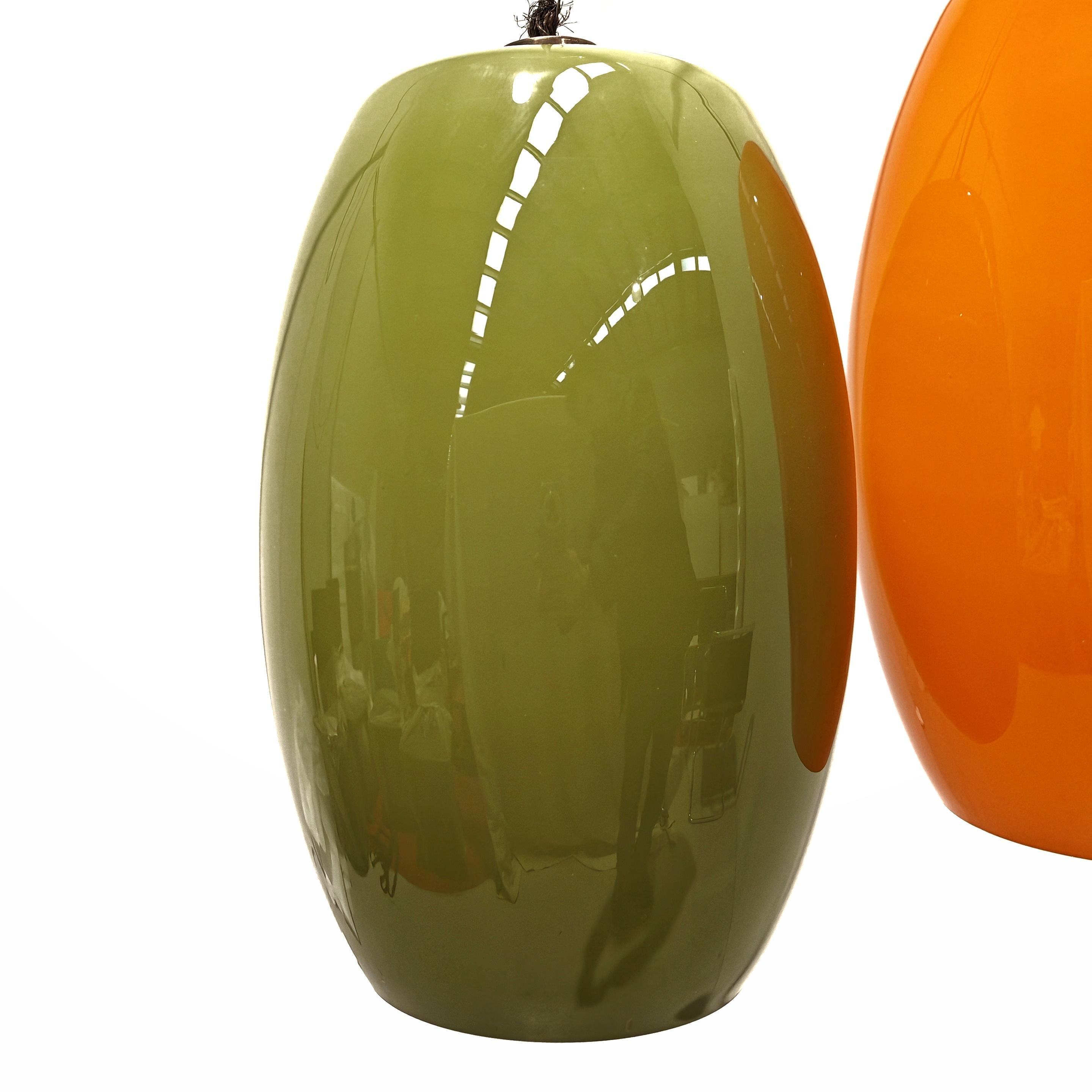 Lampadario con grandi pendenti vetri murano verde e arancio Italia anni 60 In condizioni buone in vendita a Milano, MI