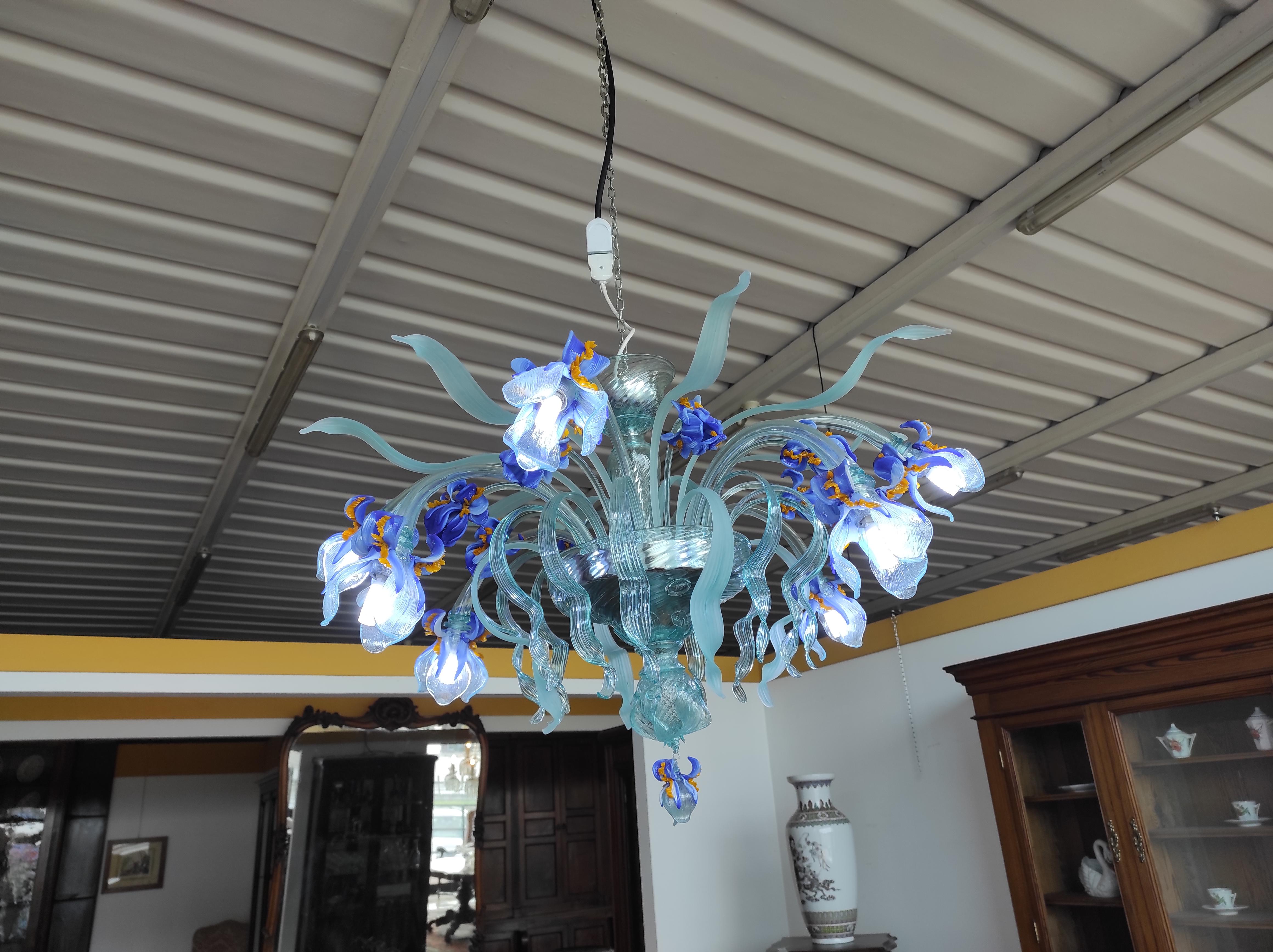Modern Chandelier with Iris in blown glass For Sale
