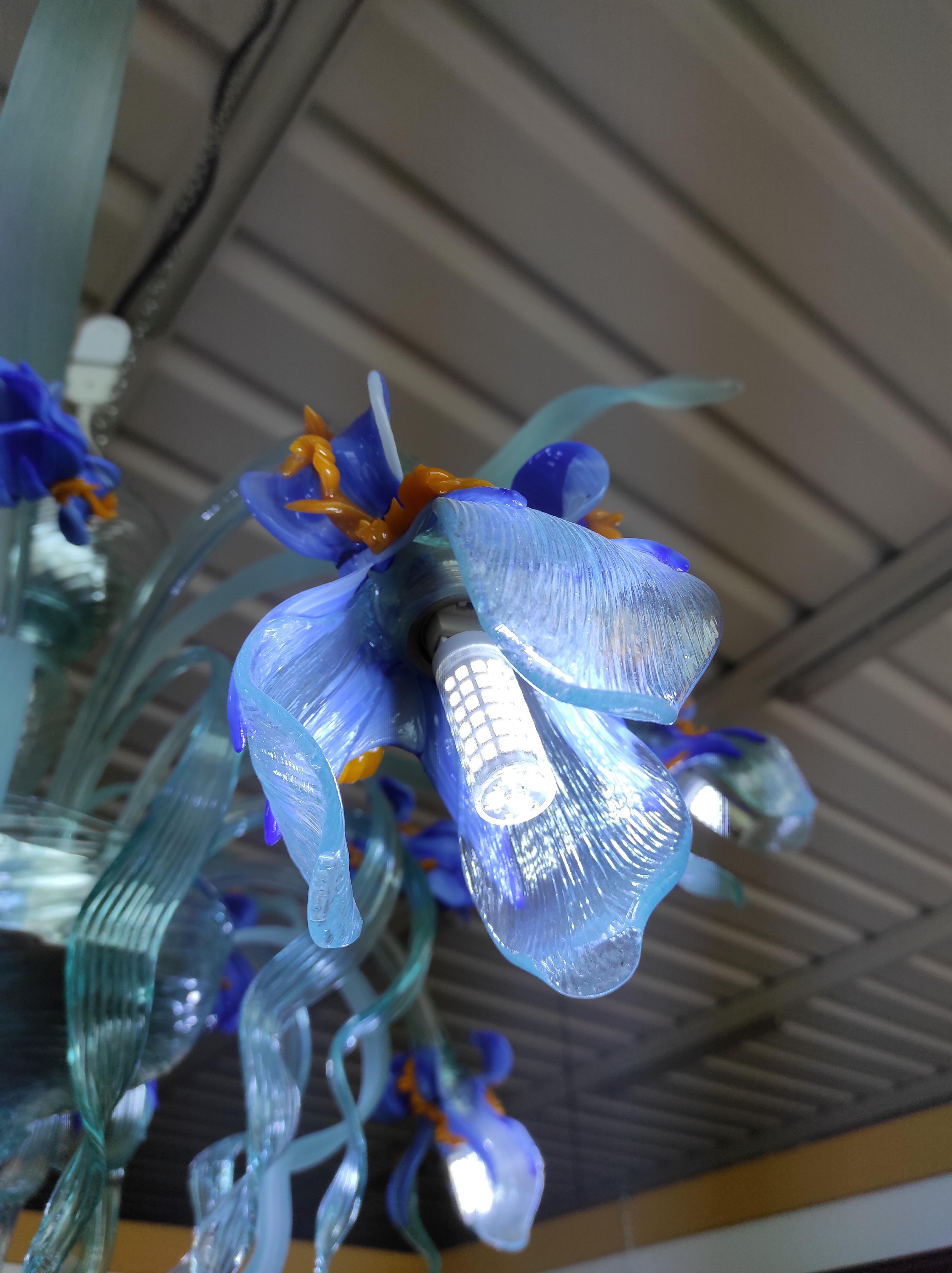 Contemporary Chandelier with Iris in blown glass For Sale