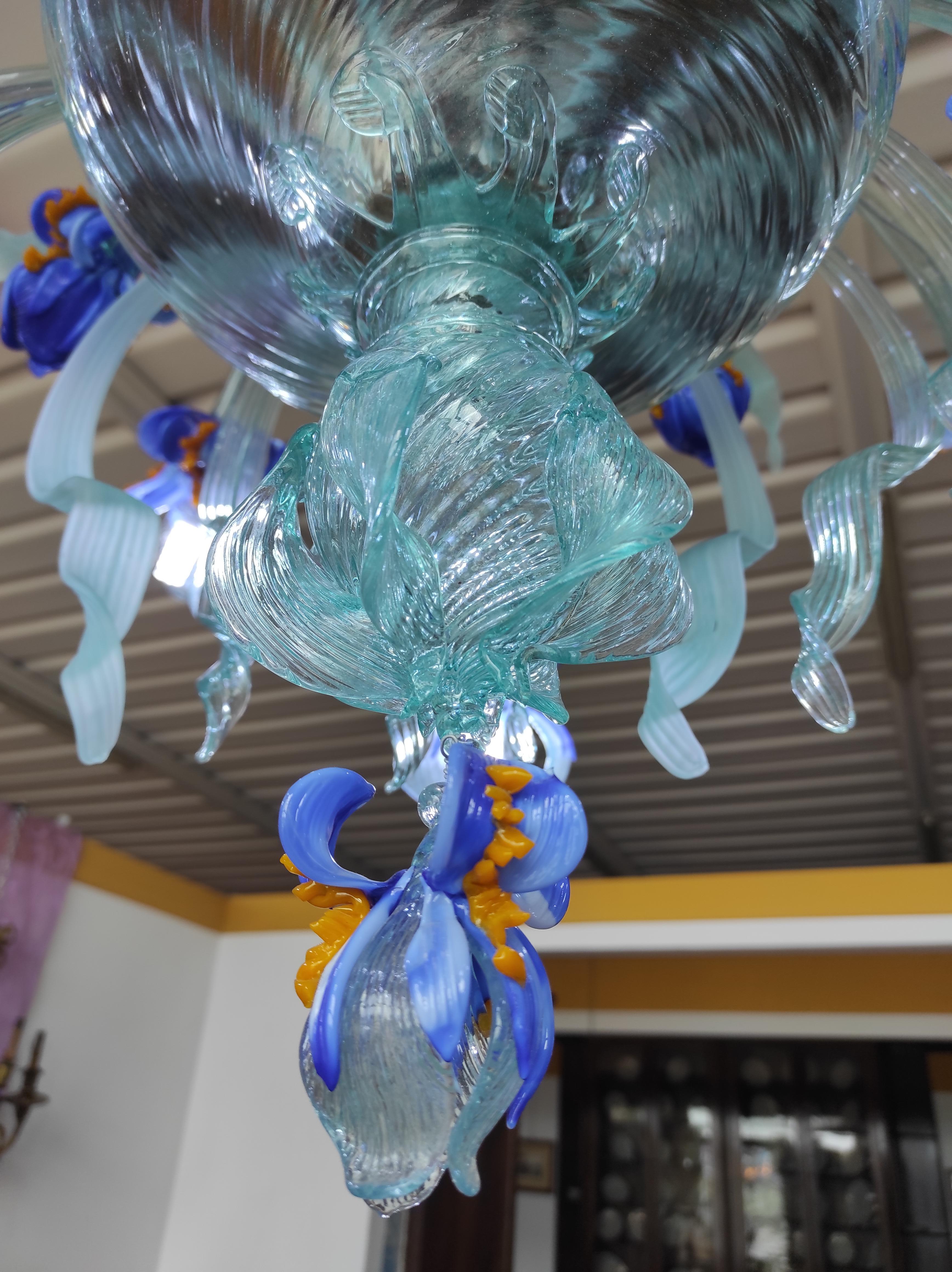 Verre de Murano Lustre avec Iris en verre soufflé en vente