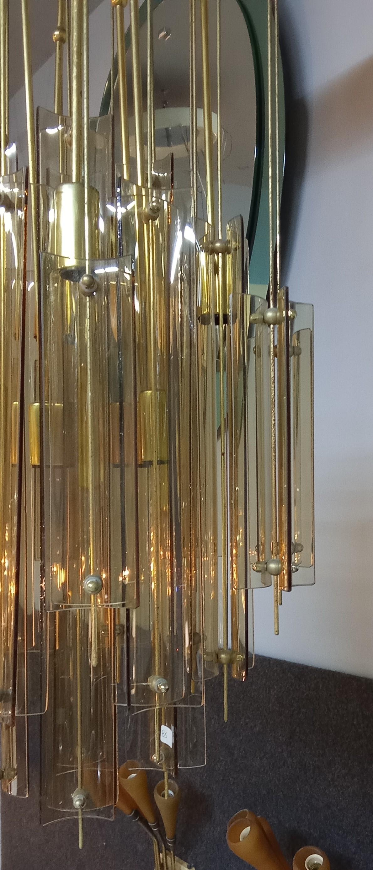 Metal Lampadario con pendenti in vetro dorato For Sale