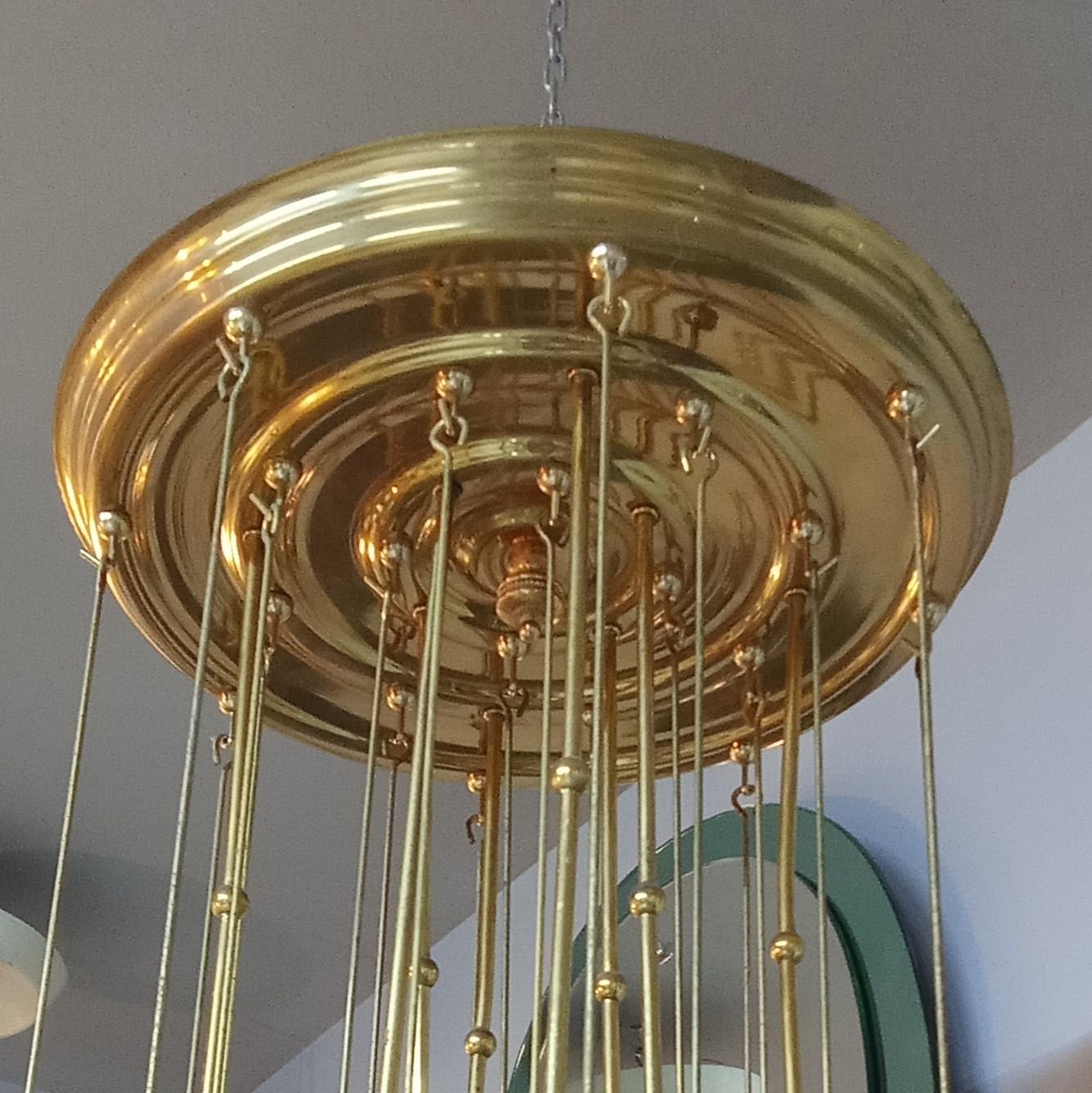 Lámpara de araña con colgantes de cristal dorado en venta 1