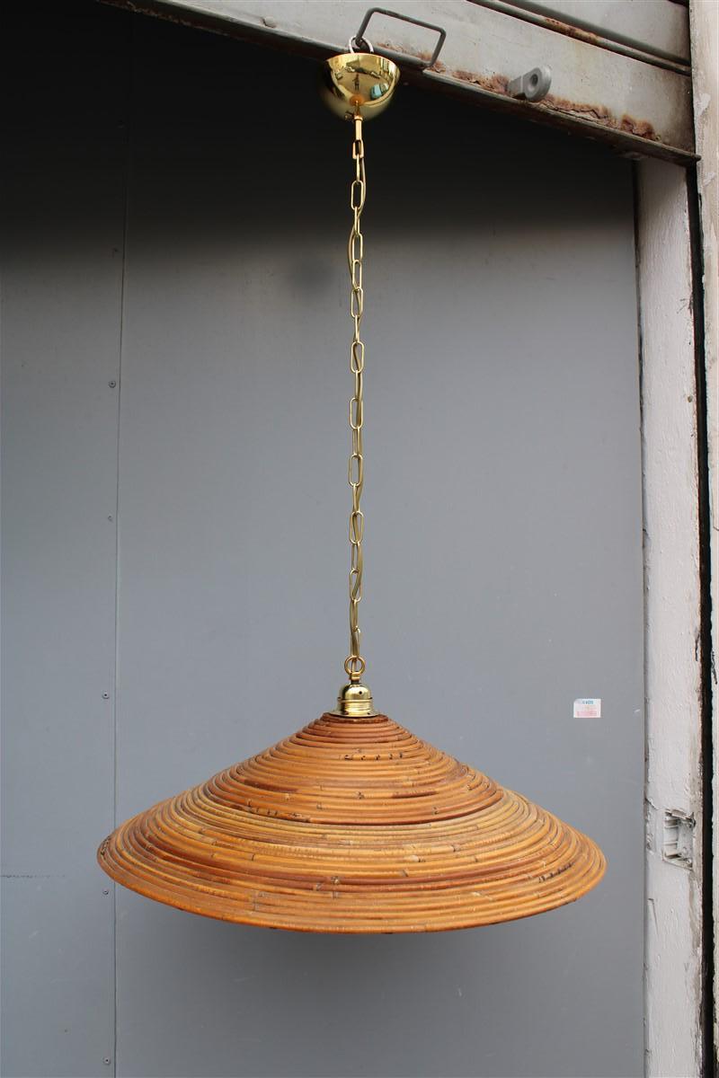 Originale lampadario conico in midollino Italiano 1950s circa , con catena in ottone .