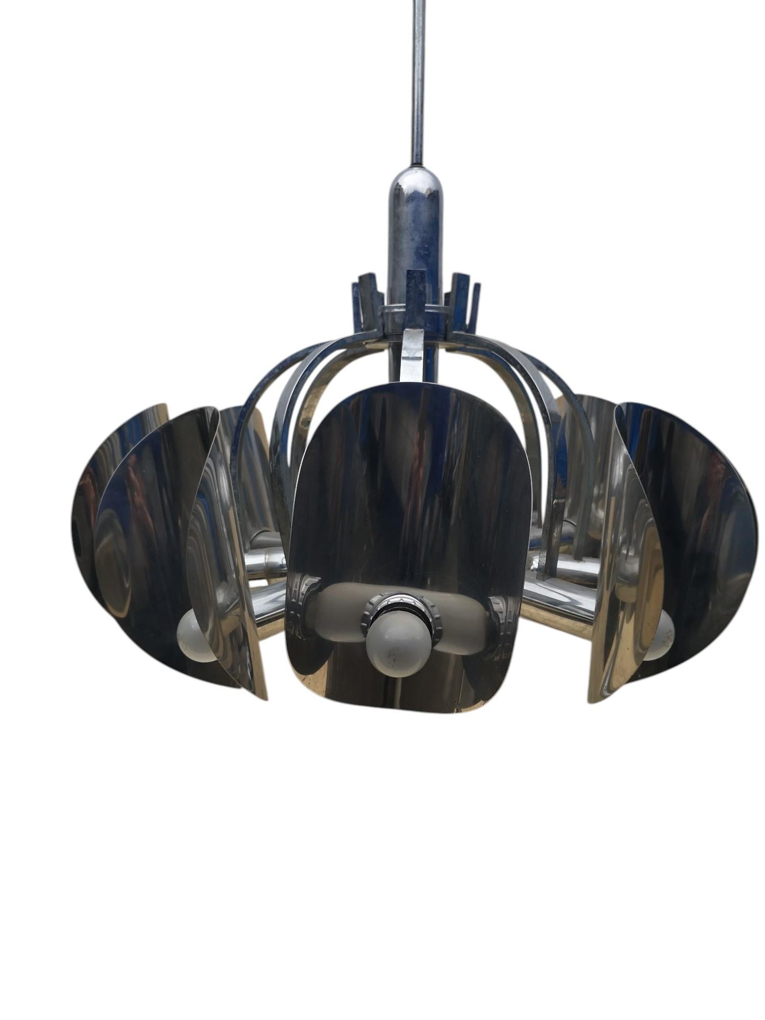 Lampadario cromato a 8 luci anni 70
Misure:
Larghezza circa cm 60
Altezza circa 100 cm