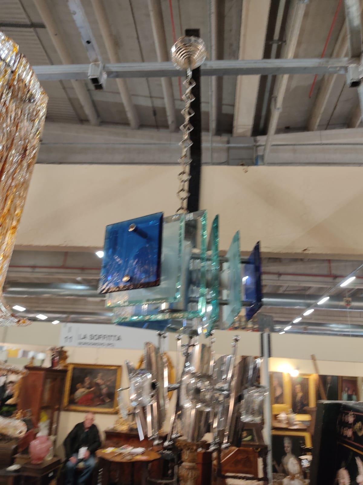 Lampadario cromato a 3 luci  e vetro blu e verde di Lupi Cristal Luxor, Italia, anni Settanta nello stile di Fontana Arte.
Il lampadario è in ottime condizioni
