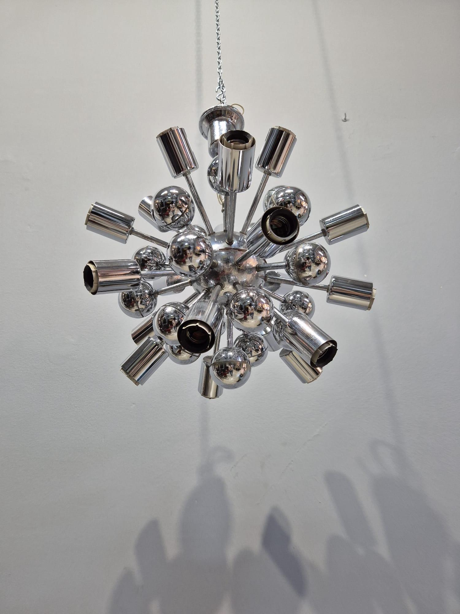 Bellissimo lampadario Sputnik, Space Age 1970 circa. Il lampadario è interamente in metallo cromato. Buone condizioni, perfettamente funzionante.