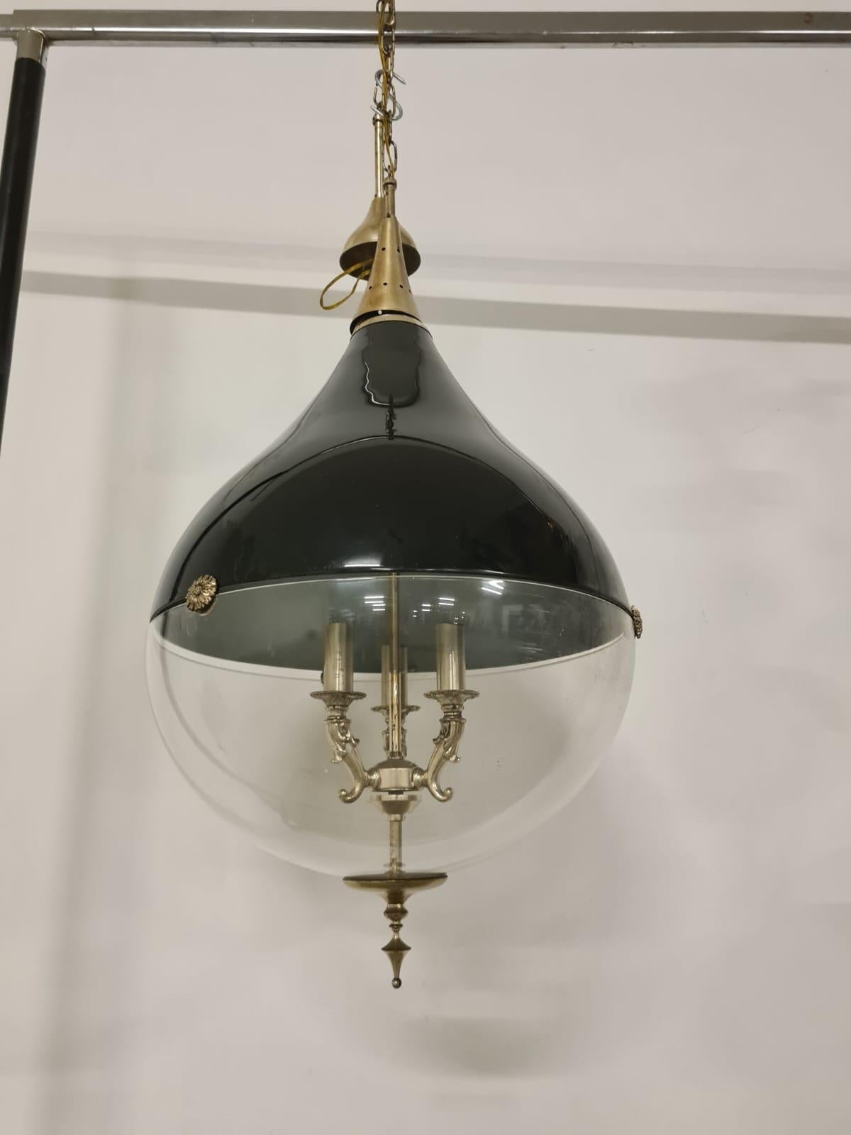 Lampadario a 3 luci in perspex.

Elegante e particolare lampadario anni 80' che coniuga stile antico e moderno grazie ai materiali e alla forma.

La parte centrale del lampadario è in metallo nichelato, presenta tre luci  ed è caratterizzato da uno