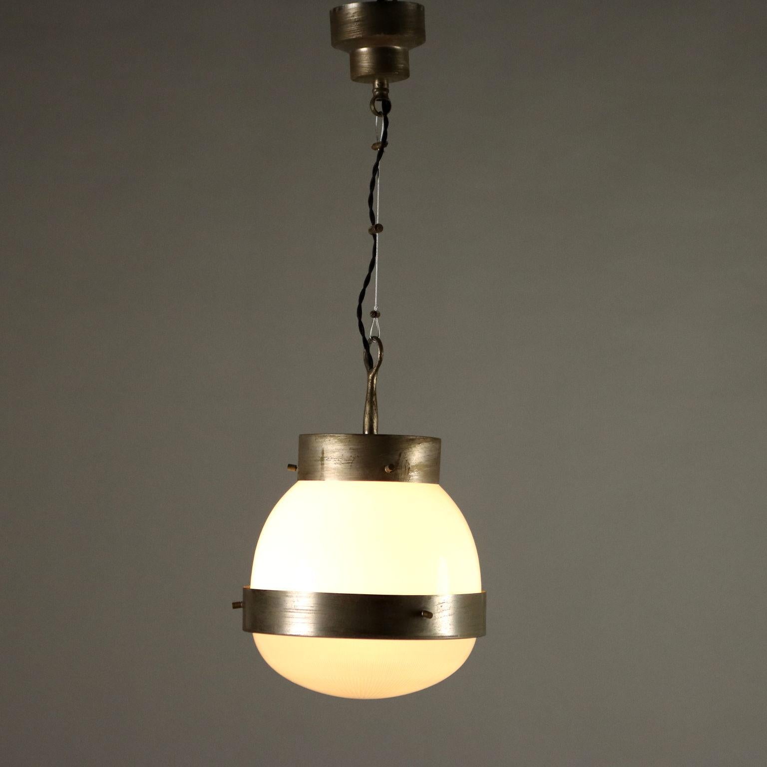 Lampada a soffitto, in ottone nichelato, metallo e vetro. 
