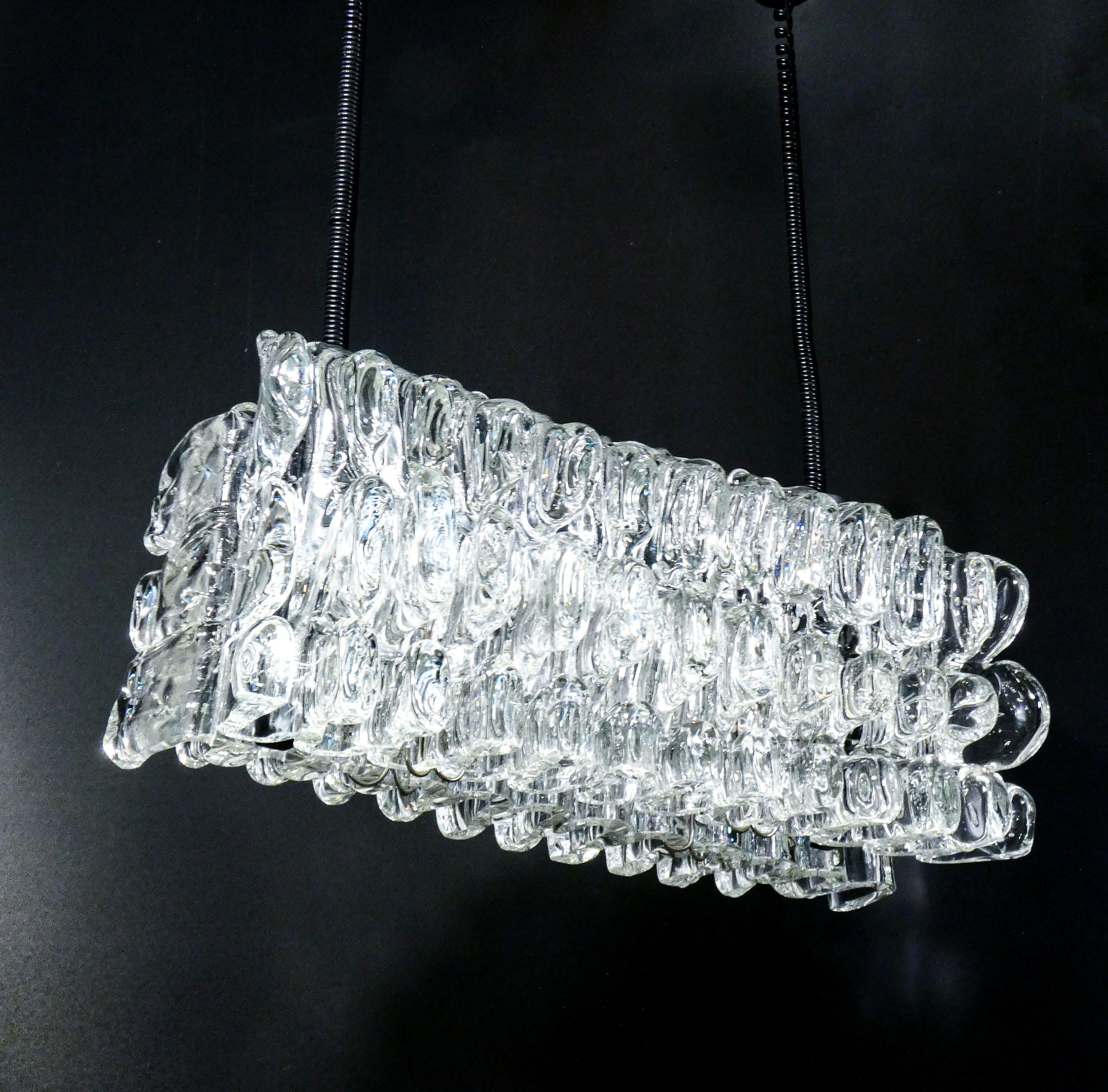 Lustre
conception F.lli TOSO,
avec éléments de diffusion
en verre soufflé transparent
de Murano.
Italie, vers 1970

ORIGINE
Italie

PÉRIODE
1970 ca.

CONCEPTEUR
F.lli TOSO

MATÉRIAUX
Cadre métallique, éléments diffuseurs en verre soufflé