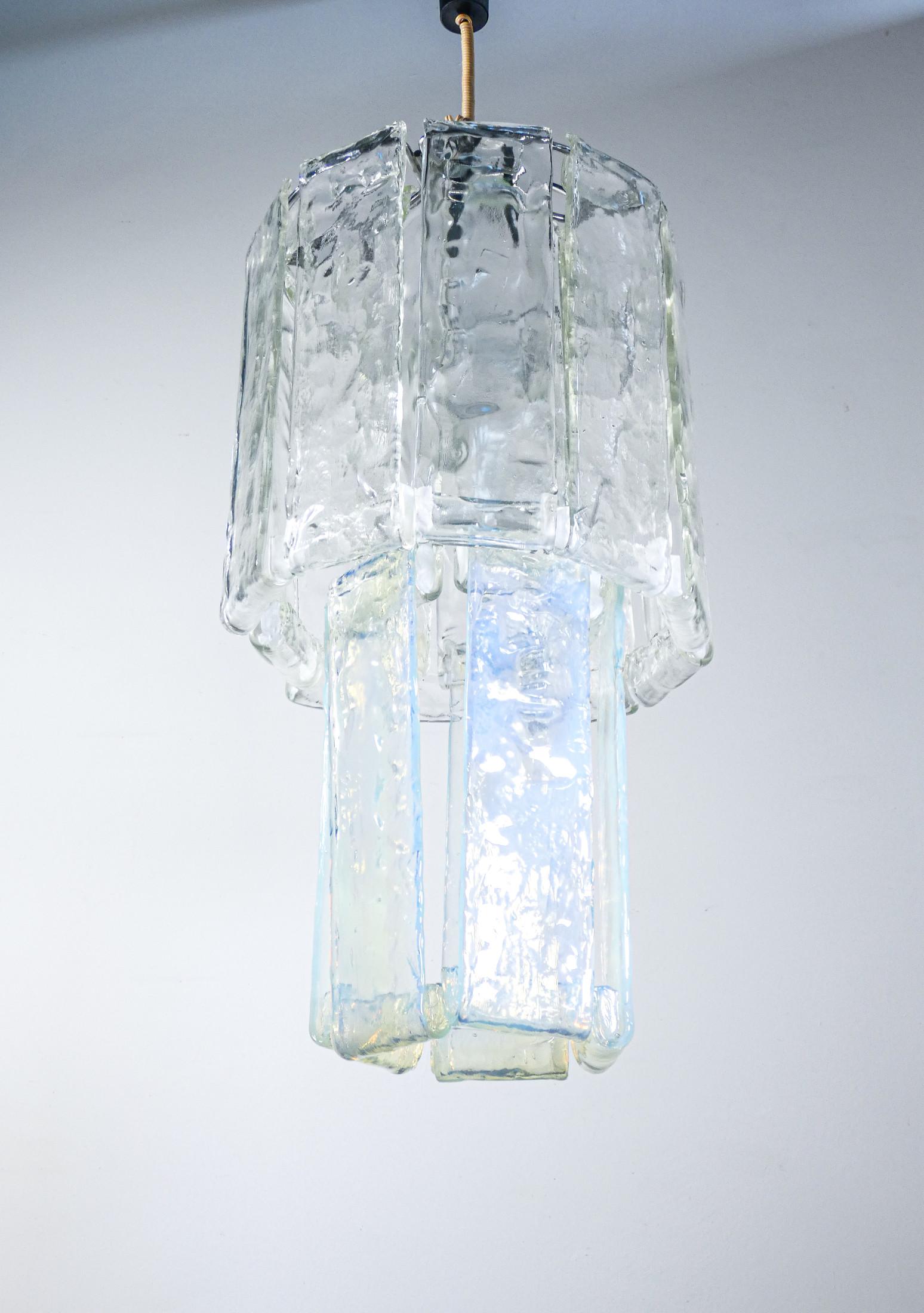 Lustre
conception F.lli TOSO,
avec éléments de diffusion
armoires en verre
soufflé en deux couleurs.

ORIGINE
Murano, Italie

PÉRIODE
1970 ca.

CONCEPTEUR
F.lli TOSO

MATÉRIAUX
Cadre en métal, éléments diffuseurs en verre soufflé en deux couleurs :